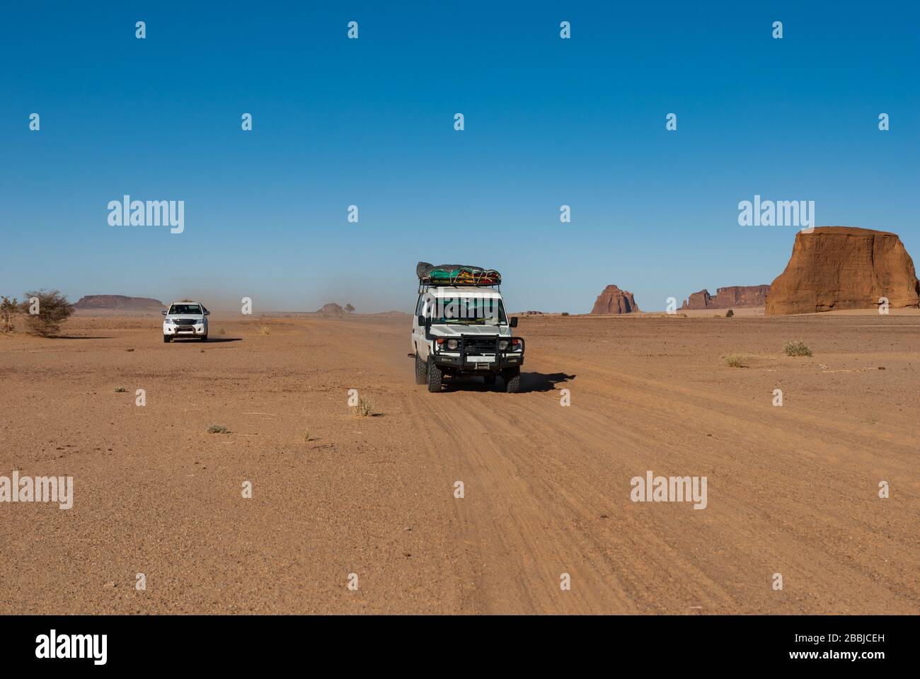 4 voitures à roues traversant le désert du Sahara, Tchad, Afrique. Banque D'Images