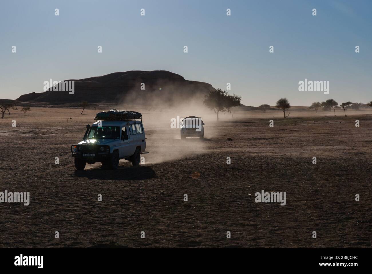 Deux des 4 voitures de roues traversent le désert du Sahara, le Tchad, l'Afrique. Banque D'Images