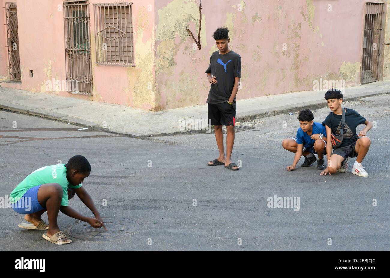 Garçons jouant des marbres dans la rue, la Havane Vieja, Cuba Banque D'Images