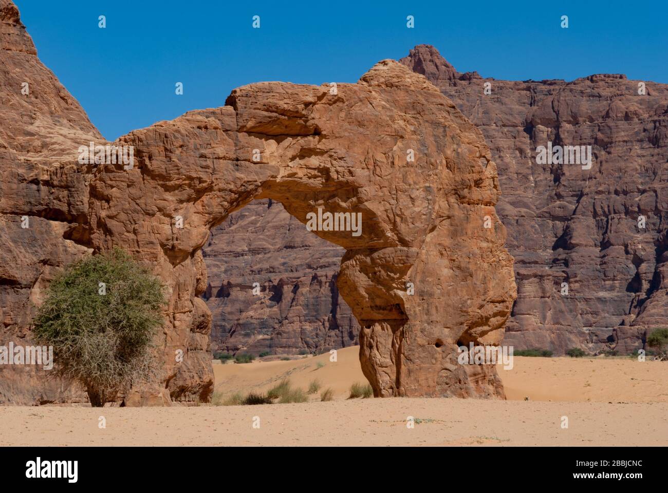 Formations rocheuses naturelles sous forme d'arche Tchad, Afrique Banque D'Images