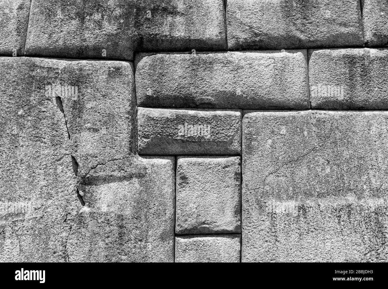 Mur Inca de granit en noir et blanc avec des pierres parfaites dans Machu Picchu, province de Cusco, Pérou. Banque D'Images