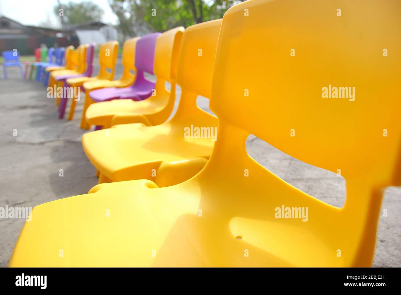 Une aire de jeux pour enfants avec chaises en plastique aux couleurs vives. Meubles en plastique pour enfants. Banque D'Images