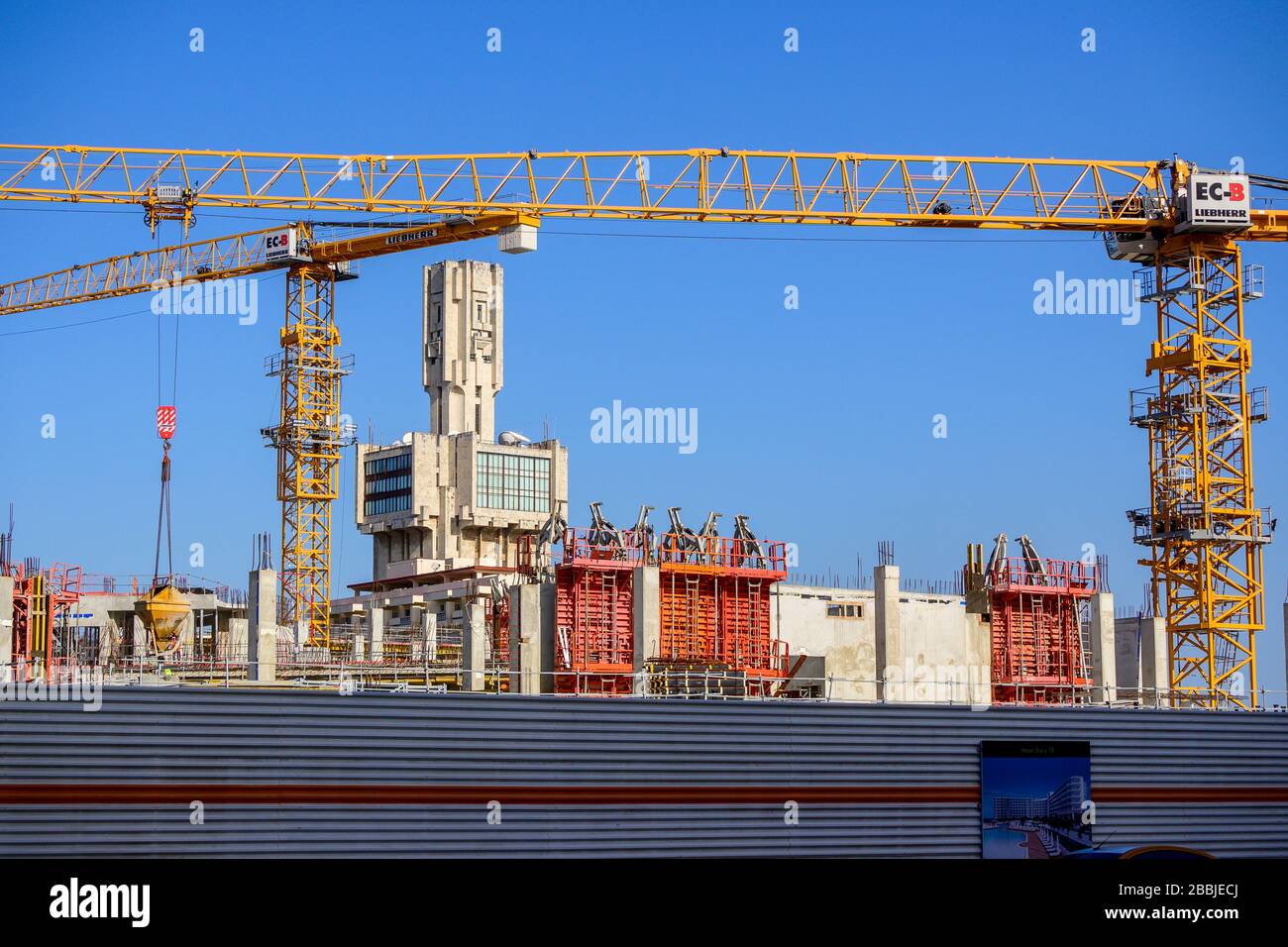 Construction d'un nouvel hôtel à Mirimar avec l'ambassade de Russie au-delà. La Havane, Cuba Banque D'Images