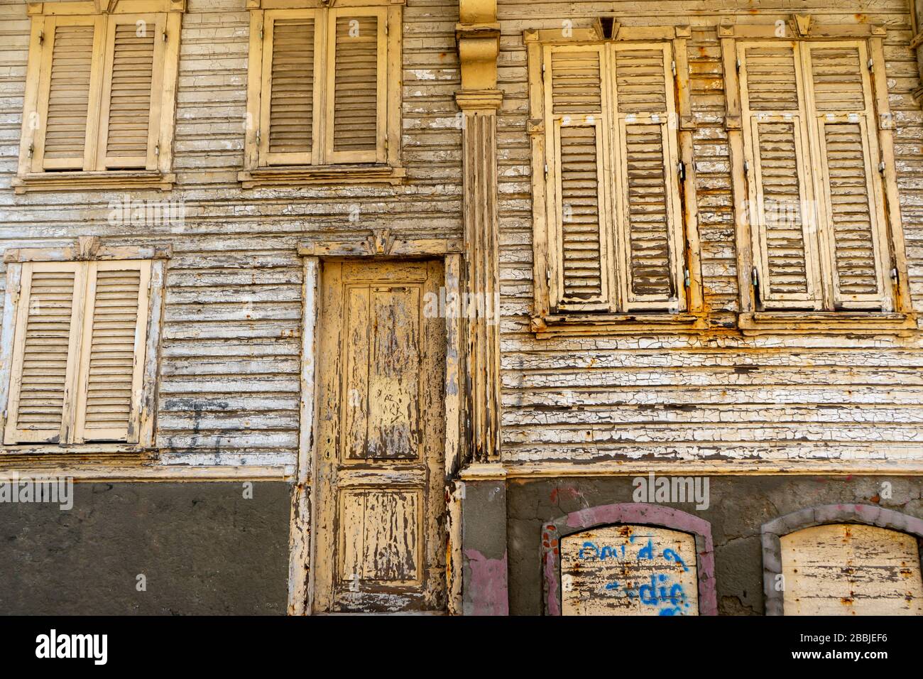 Vieilles fenêtres jaunes en bois. Ancienne maison turque traditionnelle Banque D'Images