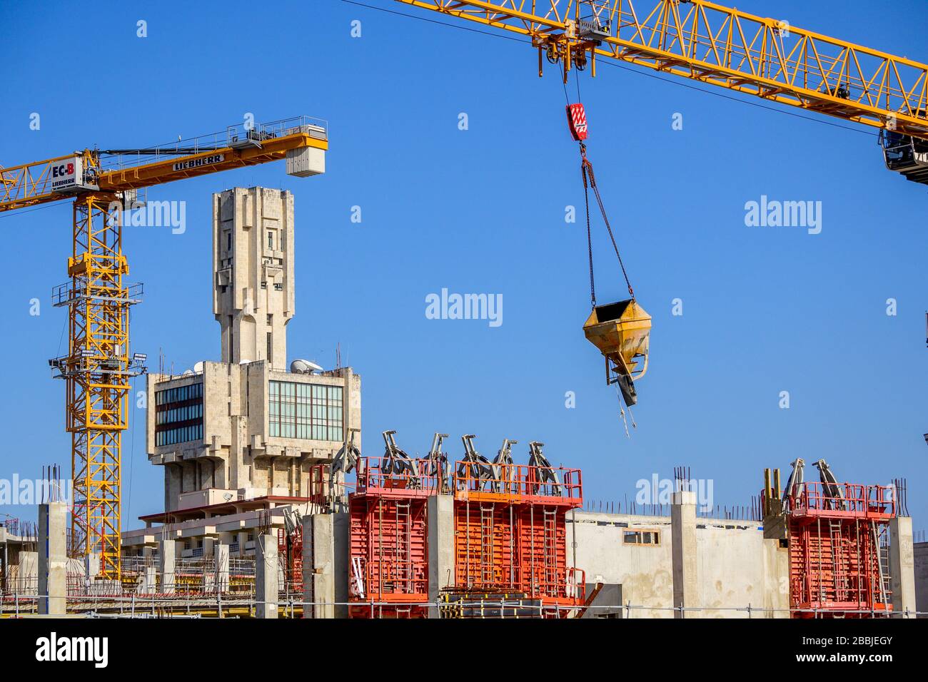 Construction d'un nouvel hôtel à Mirimar avec l'ambassade de Russie au-delà. La Havane, Cuba. Banque D'Images