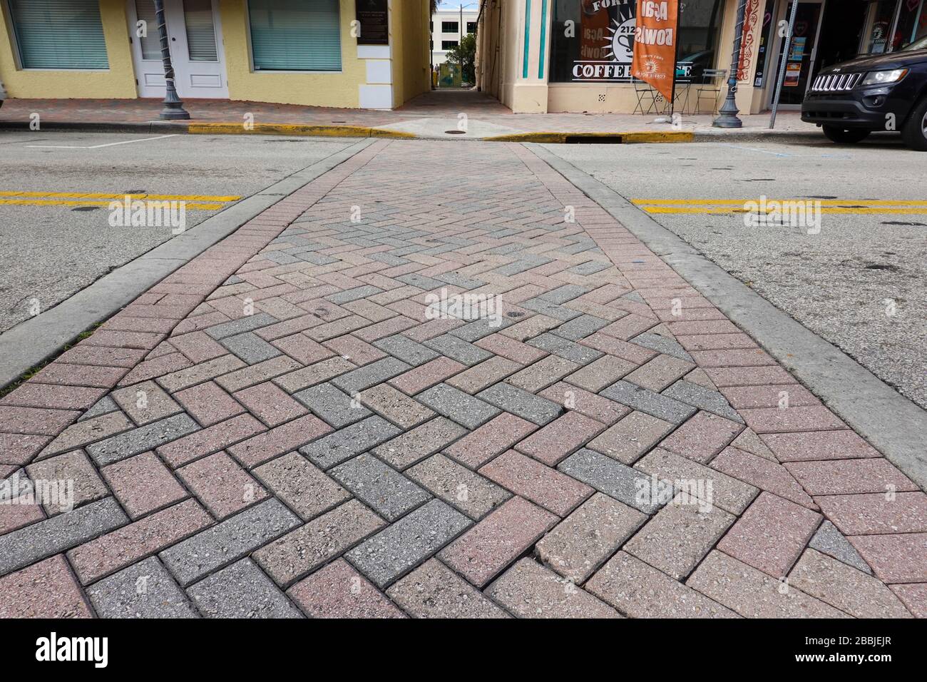 Pi. Pierce, FL/USA-1/25/20: Une promenade piétonne dans le centre-ville de ft. Pierce, FL fait de pavés en brique dans un motif à chevrons. Banque D'Images