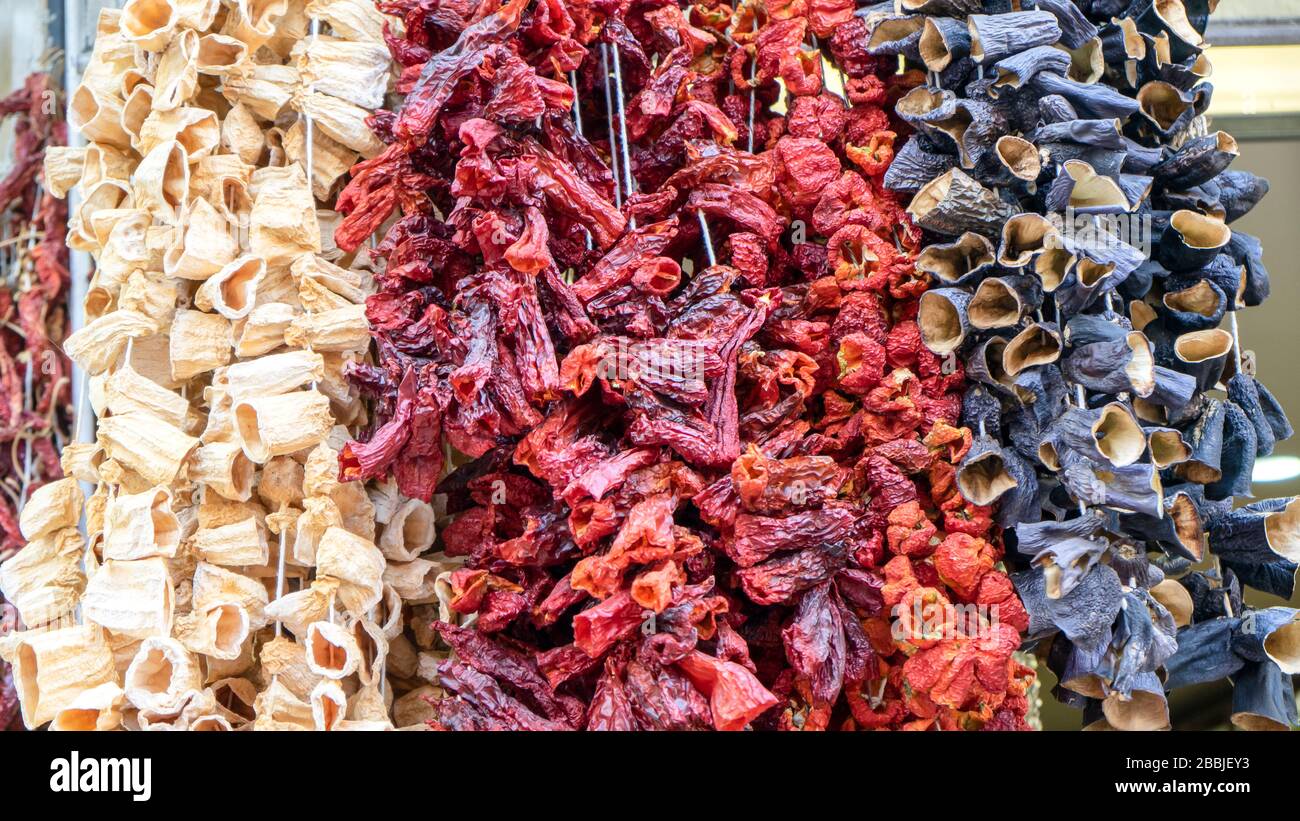 Des légumes secs sont en vente sur un bazar. Bazar turc traditionnel. Légumes secs attachés sur une corde. Ils sont pendus sur une corde Banque D'Images