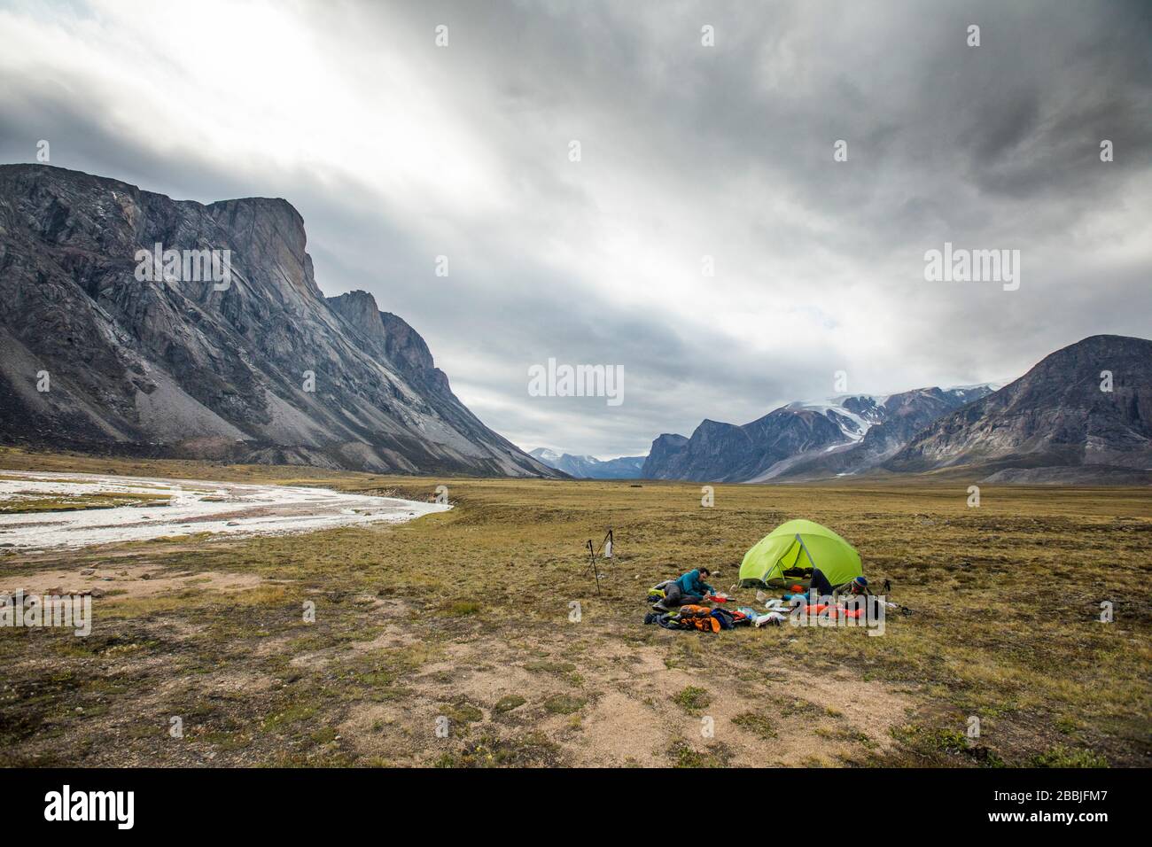 Camping à Akshayak Pass, Nunavut, Canada. Banque D'Images