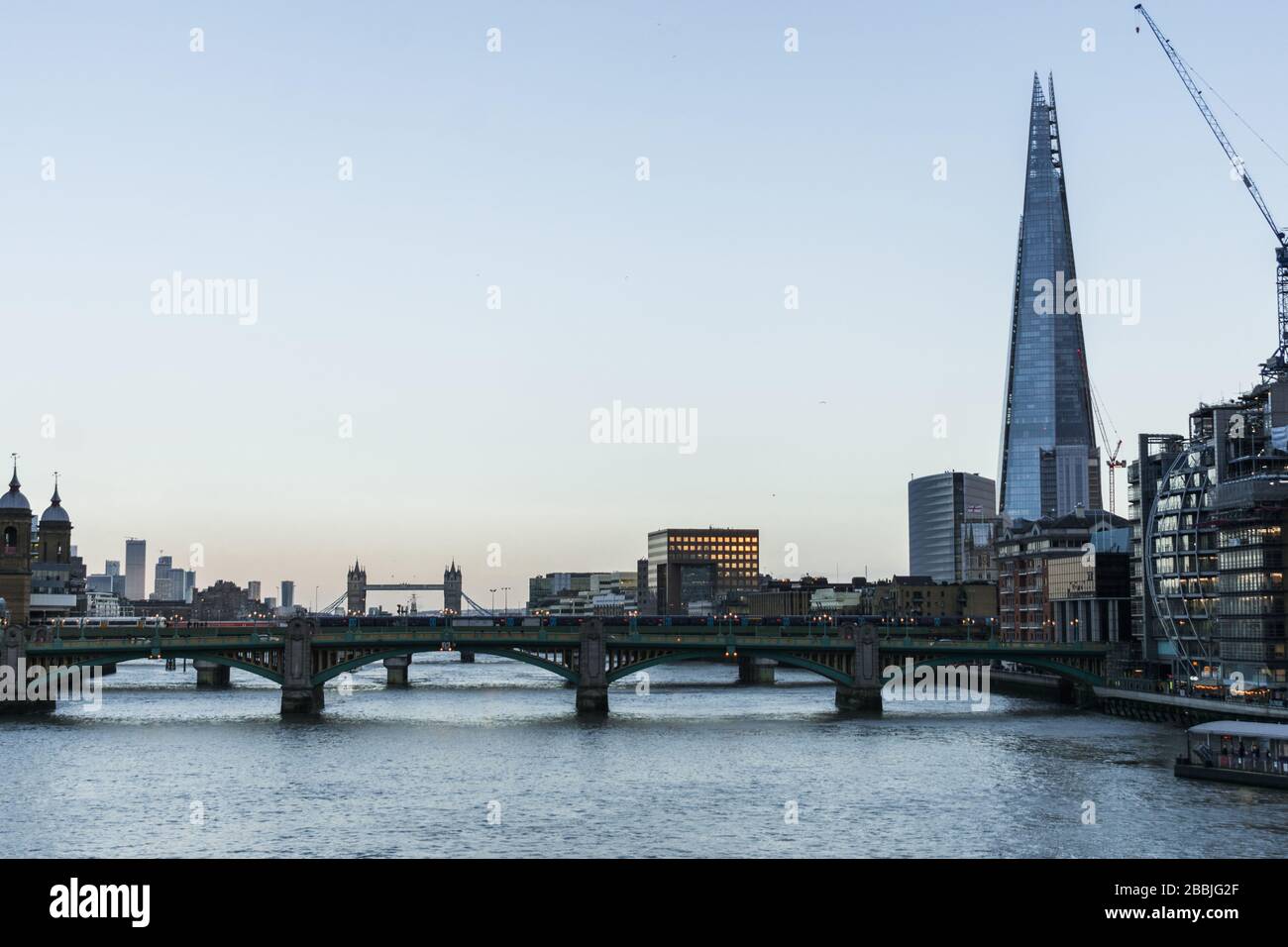 Vue sur le centre-ville de Londres et la Tamise au coucher du soleil Banque D'Images