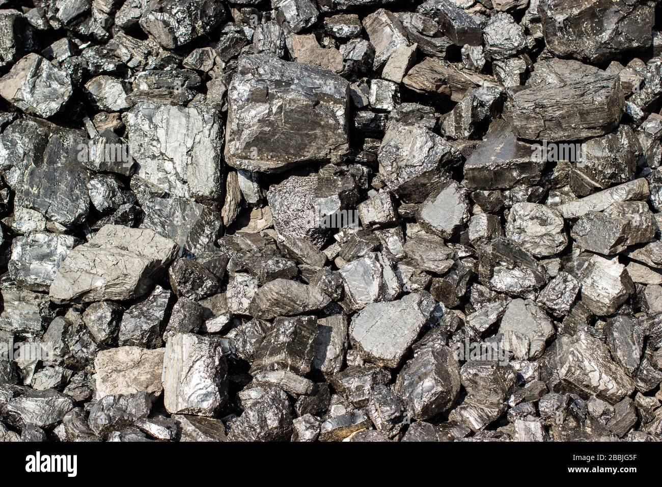Pile de charbon noir naturel pour fond de texture. Coals anthracite de qualité souvent appelés charbon de pierre et charbon de diamant noir. Banque D'Images