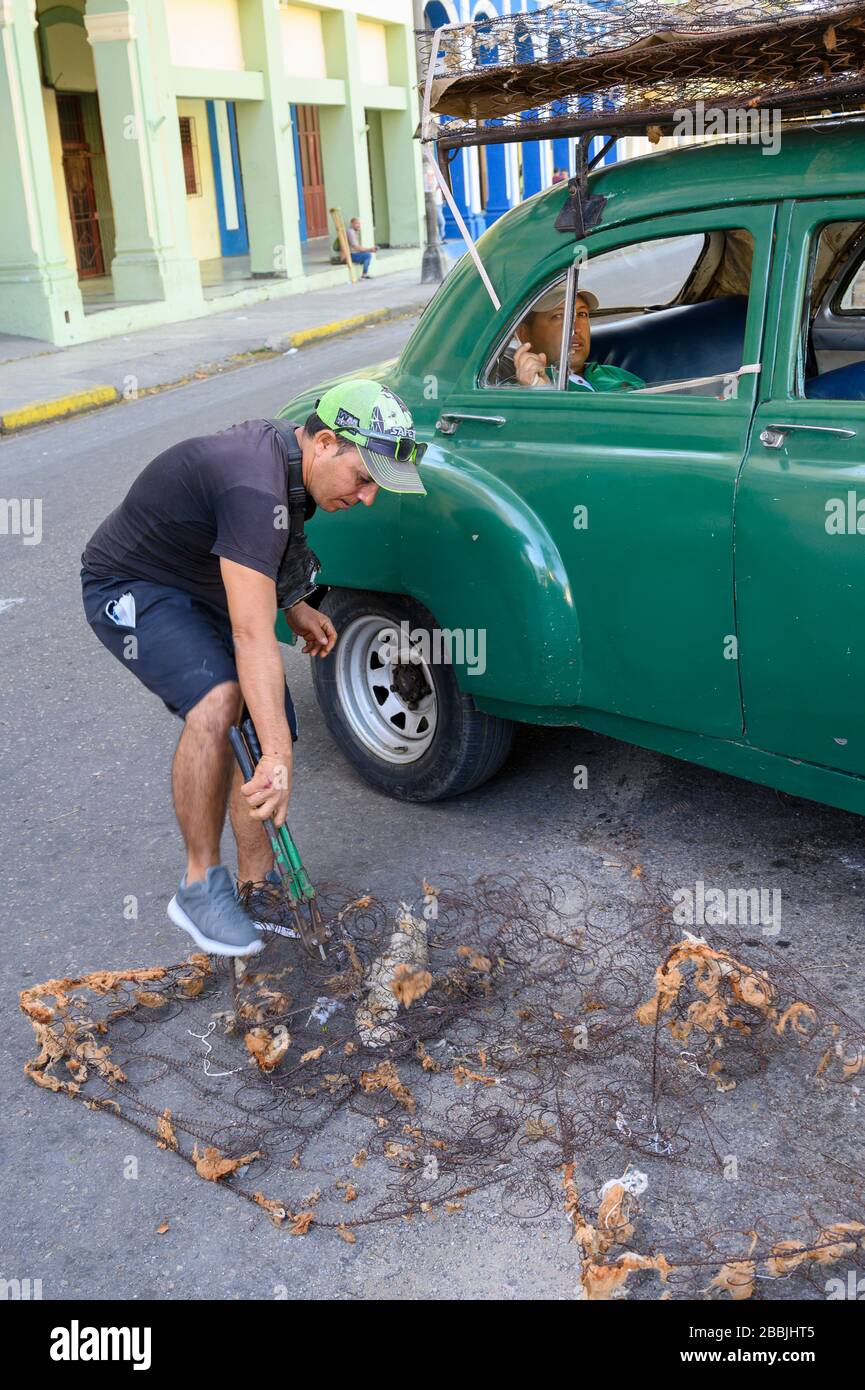 Réutilisant de vieux matelas pour le fil, la Havane, Cuba Banque D'Images