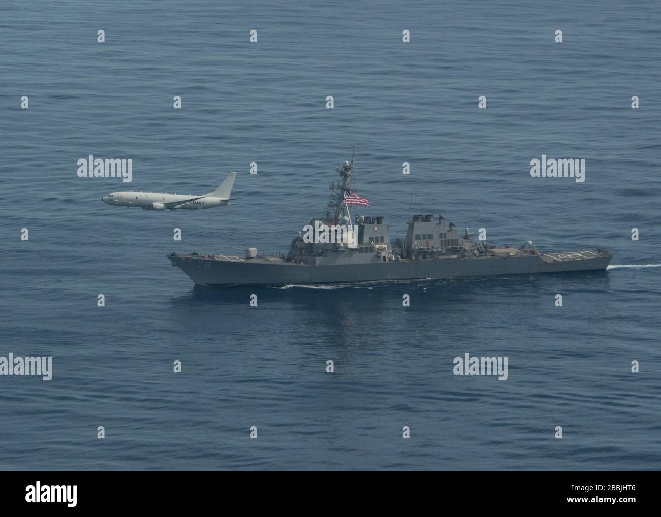 200329-N-CR843-0264 OCÉAN ATLANTIQUE (29 mars 2020) - un aéronef P-8 A Poseidon affecté à l'Escadron de patrouille (VP) 4, vole le long du destroyer de missiles guidés USS porter (DDG 78) de la classe Arleigh Burke lors d'un exercice photo, le 29 mars 2020. Le VP-4 est actuellement déployé dans la 6ème zone d'opérations de la flotte des États-Unis et est affecté au Commandant de la Force opérationnelle 67, responsable du contrôle tactique des escadrons de patrouille et de reconnaissance maritimes déployés en Europe et en Afrique. (ÉTATS-UNIS Photo marine par Mass Communication Specialist 2ème classe Juan SUA/libéré) Banque D'Images