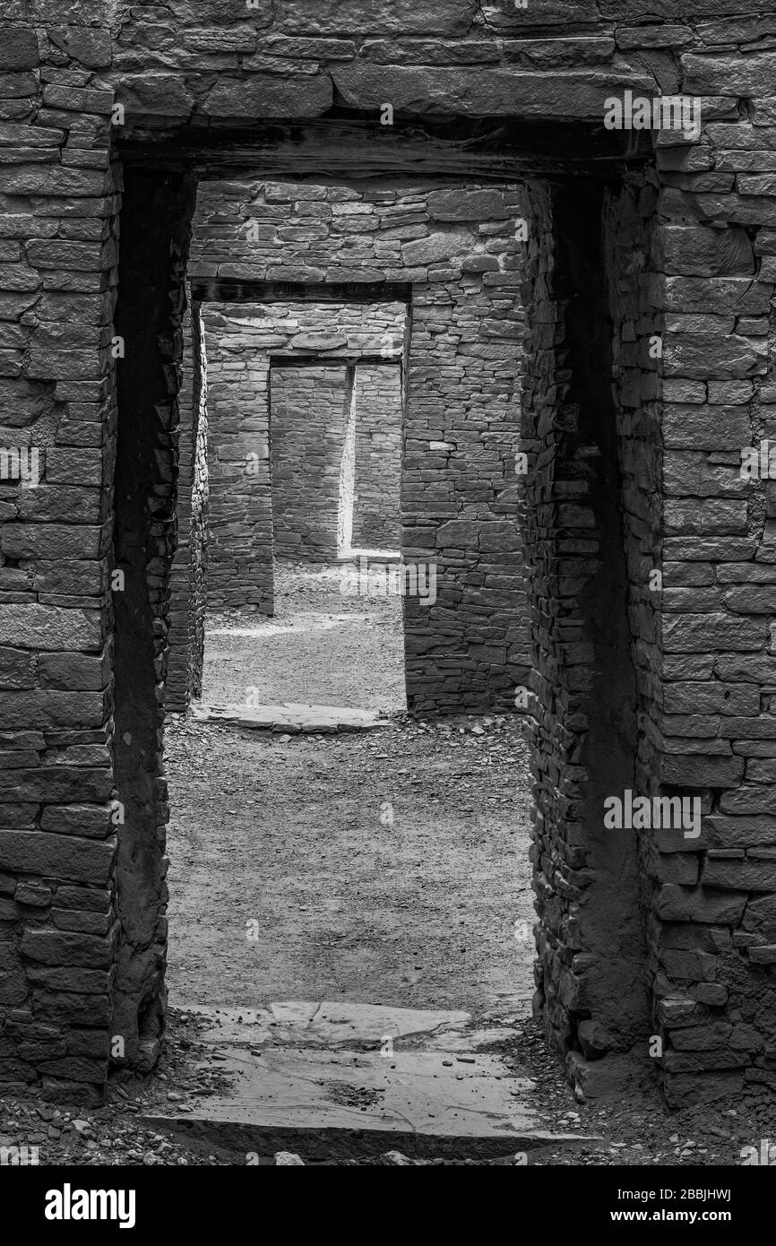 Portes dans une ligne à Pueblo Bonito dans Chaco Culture National Historical Park, Nouveau Mexique, États-Unis Banque D'Images
