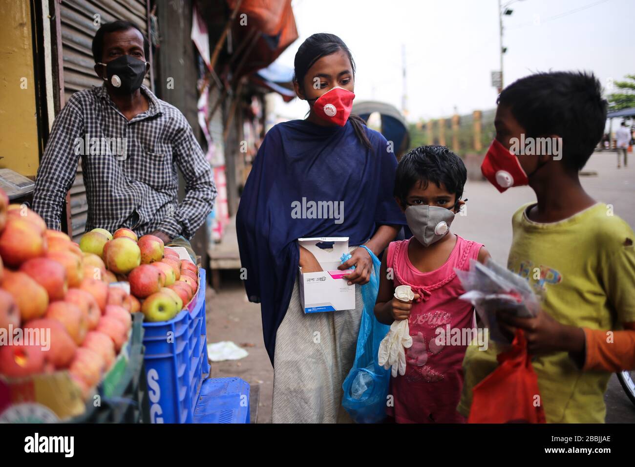 Dhaka, Bangladesh. 31 mars 2020. Les enfants de rue sont dans la position la plus risquée de la société comme ils vivent dans la rue. Ainsi, ils sont presque tous les moments dans le risque d'être infectés comme le virus COVID-19 est contagieux et peuvent devenir actifs pendant trois heures, et même peut être vivant sur différentes surfaces pendant 24 heures. Jusqu'à présent, 51 personnes ont été infectées par COVID-19 au Bangladesh, dont 5 sont décédées confirmées par IEDRA. (Photo de M. Rakibul Hasan/Pacific Press) crédit: Pacific Press Agency/Alay Live News Banque D'Images