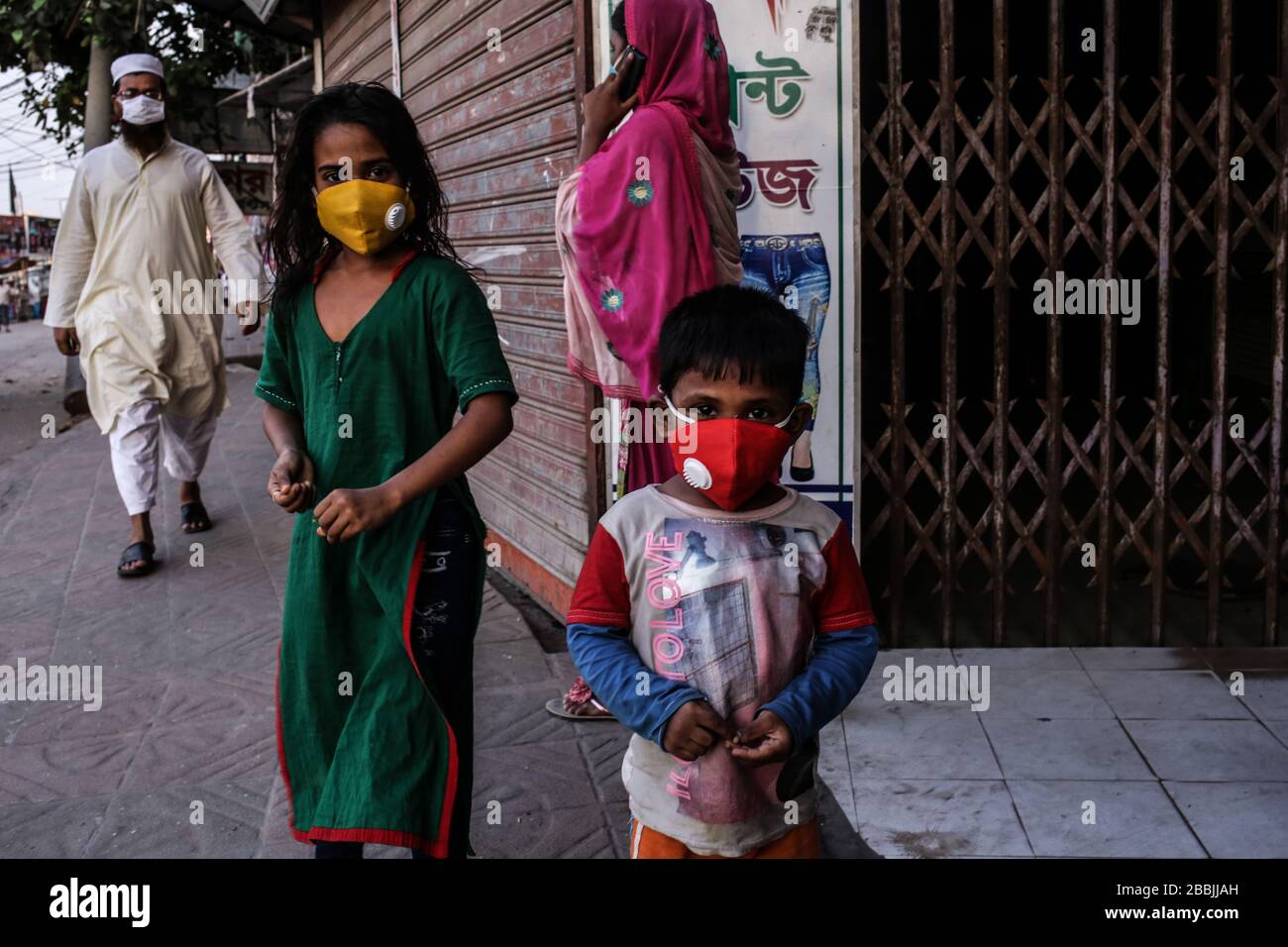 Dhaka, Bangladesh. 31 mars 2020. Les enfants de rue sont dans la position la plus risquée de la société comme ils vivent dans la rue. Ainsi, ils sont presque tous les moments dans le risque d'être infectés comme le virus COVID-19 est contagieux et peuvent devenir actifs pendant trois heures, et même peut être vivant sur différentes surfaces pendant 24 heures. Jusqu'à présent, 51 personnes ont été infectées par COVID-19 au Bangladesh, dont 5 sont décédées confirmées par IEDRA. (Photo de M. Rakibul Hasan/Pacific Press) crédit: Pacific Press Agency/Alay Live News Banque D'Images