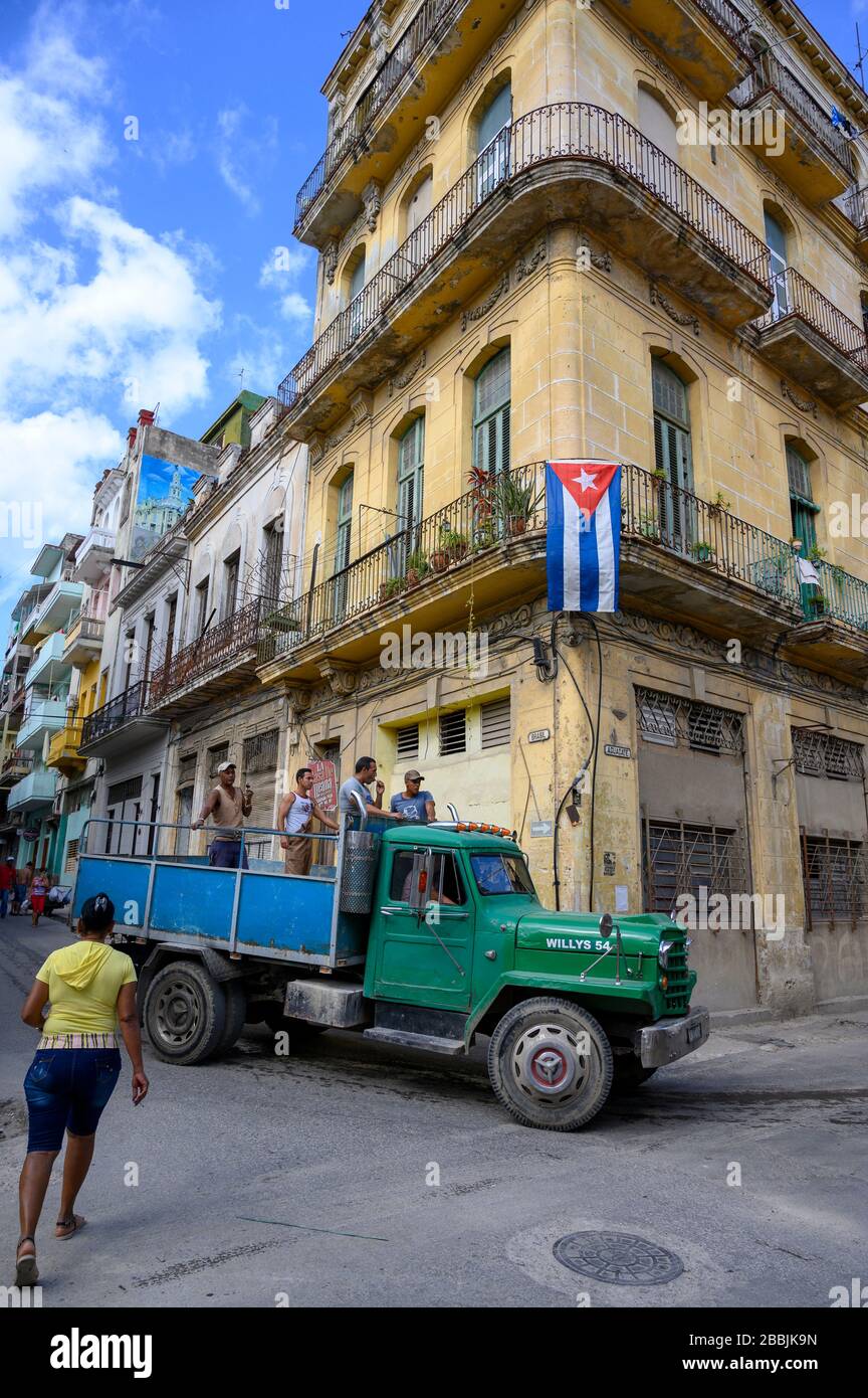 Camion de travail et bâtiment et drapeau au Brésil et Aguacate, la Havane, Cuba Banque D'Images