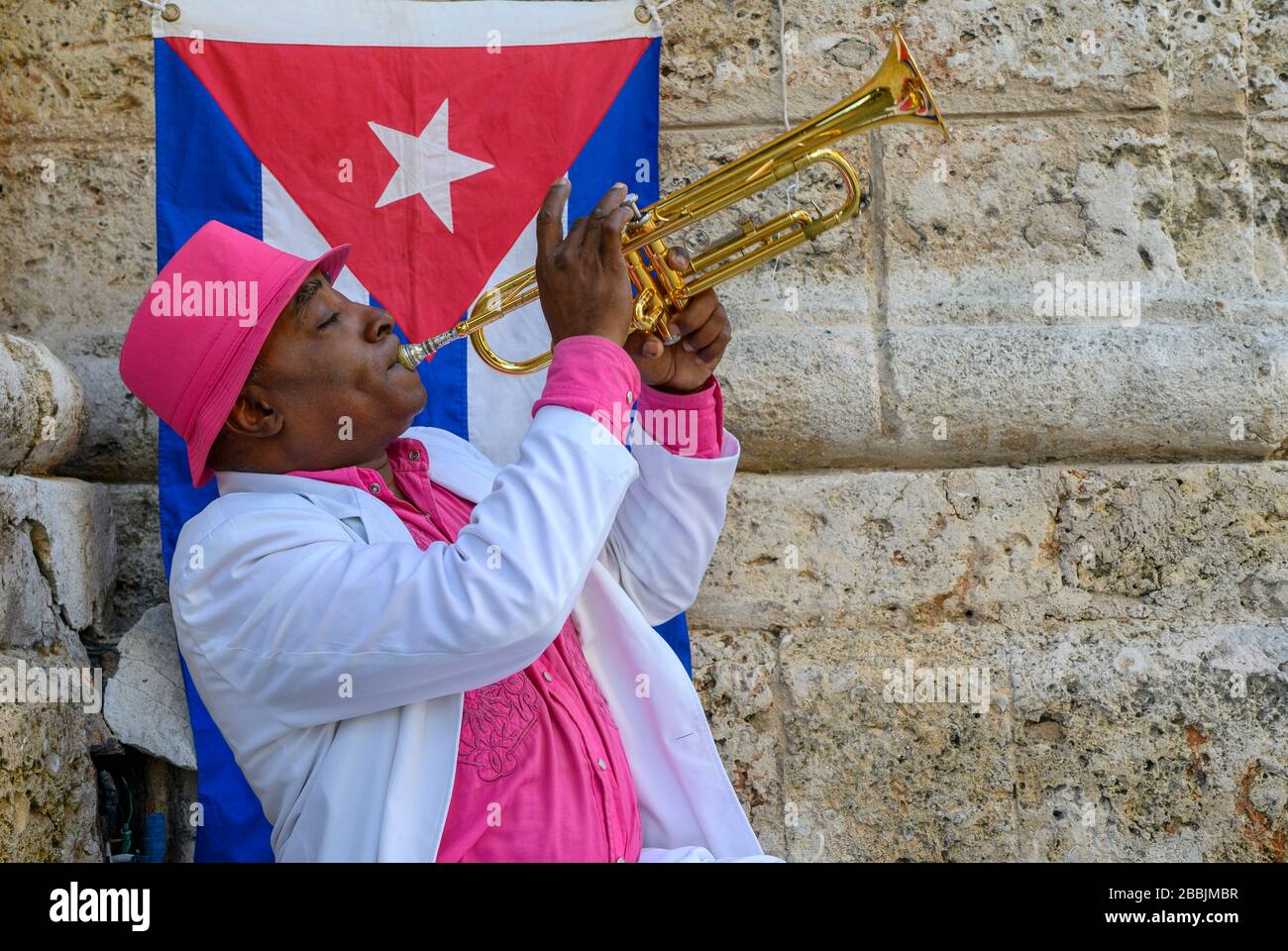 Trompette à la Havane, Vieja avec drapeau, Cuba Banque D'Images