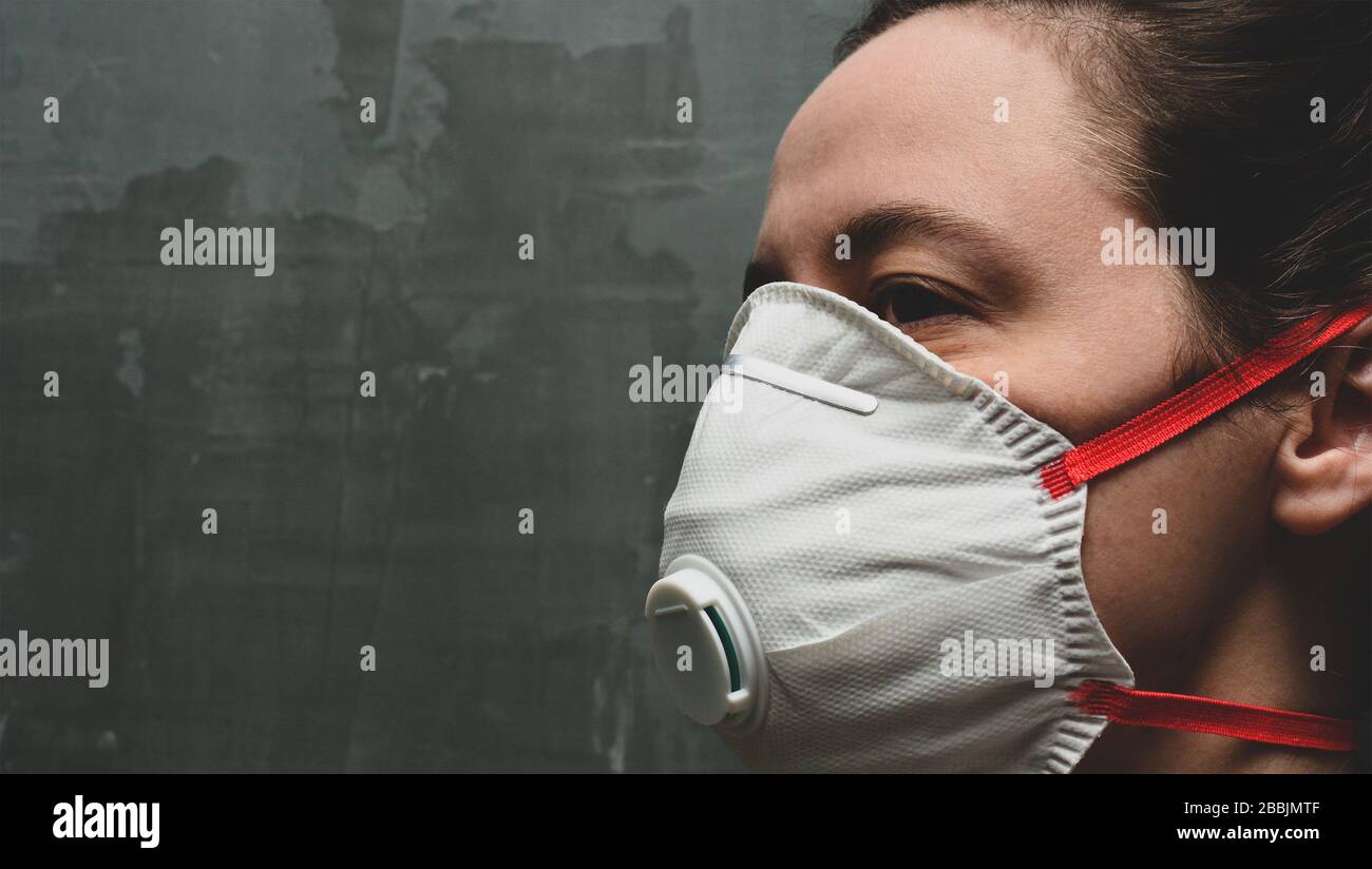 Jeune femme portant un masque de protection ou un respirateur. Bannière avec anti-coronavirus, virus et concept de grippe. Banque D'Images