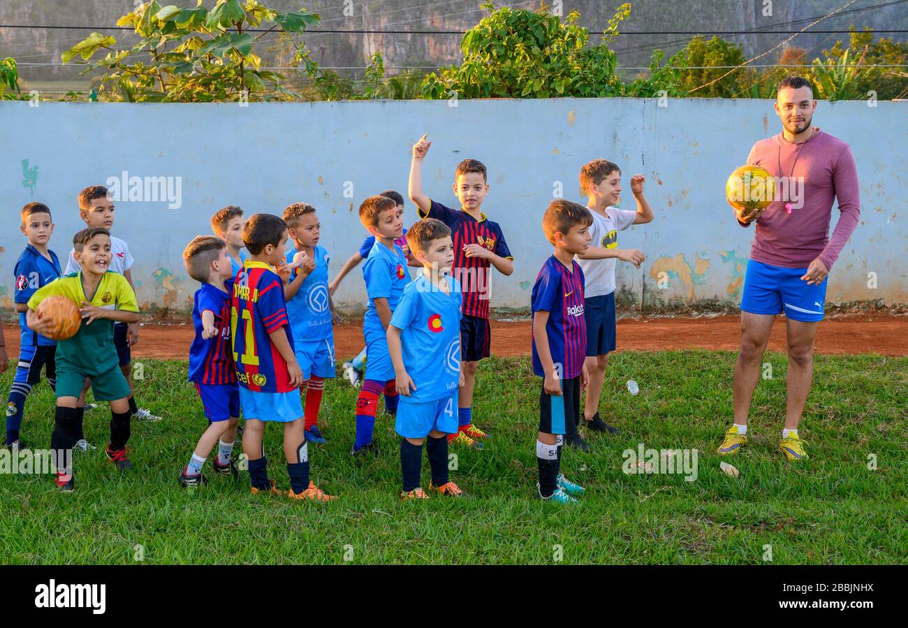 Garçons jouant au football, Vinales, Pinar del Rio Province, Cuba Banque D'Images