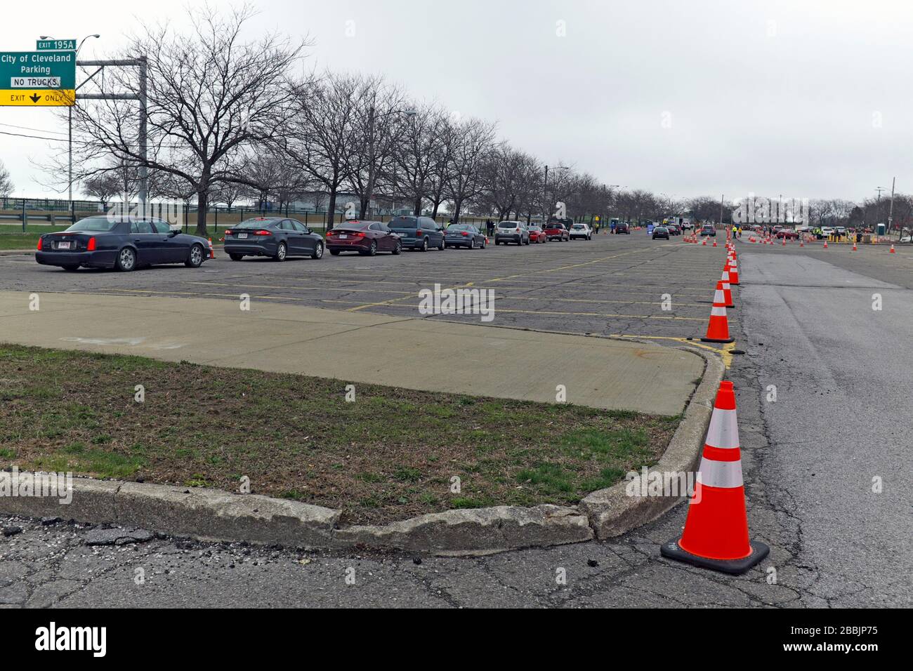 31 mars 2020, Cleveland, Ohio, États-Unis. Le grand Cleveland Ohio Food Bank Drive-Thru seul manger pantry a servi un nombre sans précédent de personnes. Sur une période de quatre heures, la distribution alimentaire a servi environ 2 765 familles, soit 6 636 personnes, dont 36 % n'avaient jamais été à un garde-manger d'urgence. Selon la Greater Cleveland Food Bank, ils n'ont jamais donné autant de nourriture dans leur histoire de 40 ans. Ces dernières semaines, les chiffres étaient si élevés qu'ils ont déplacé l'emplacement vers le lot de Mui où il était occupé par la Food Bank, la Garde nationale de l'Ohio, la réserve militaire de l'Ohio et la police de Cleveland Banque D'Images