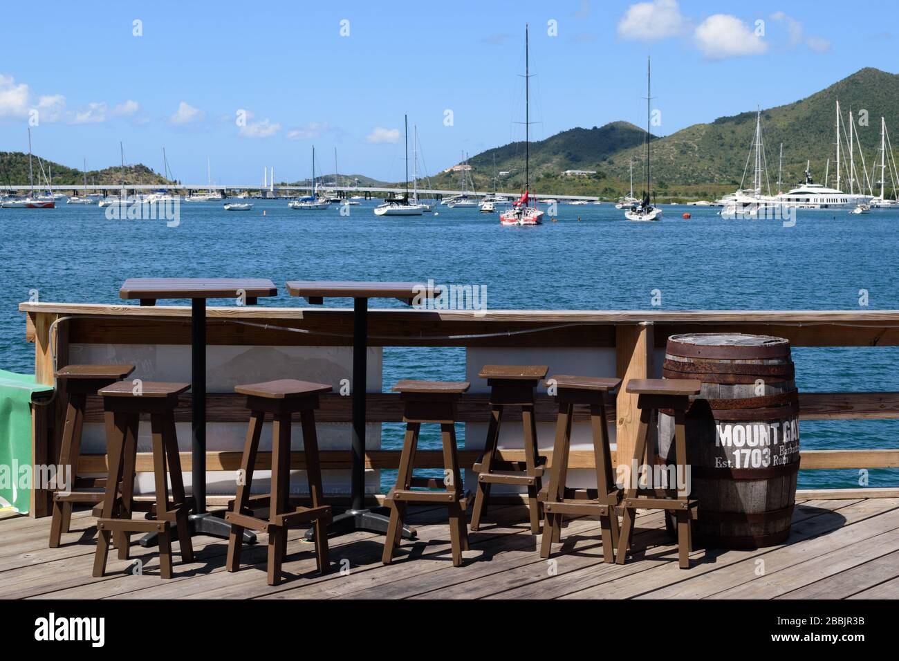 Impact de la pandémie dans les Caraïbes : normalement occupé, les tables du bar et restaurant SMYC sont vides, mais fermées fin mars, avril et mai 2020 Banque D'Images