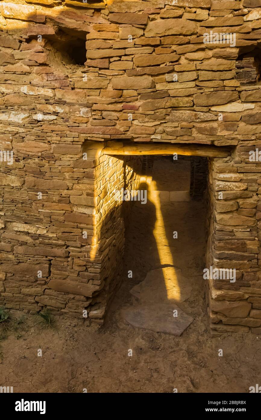 Shadow in Pueblo Bonito porte dans Chaco Culture National Historical Park, Nouveau-Mexique, États-Unis Banque D'Images