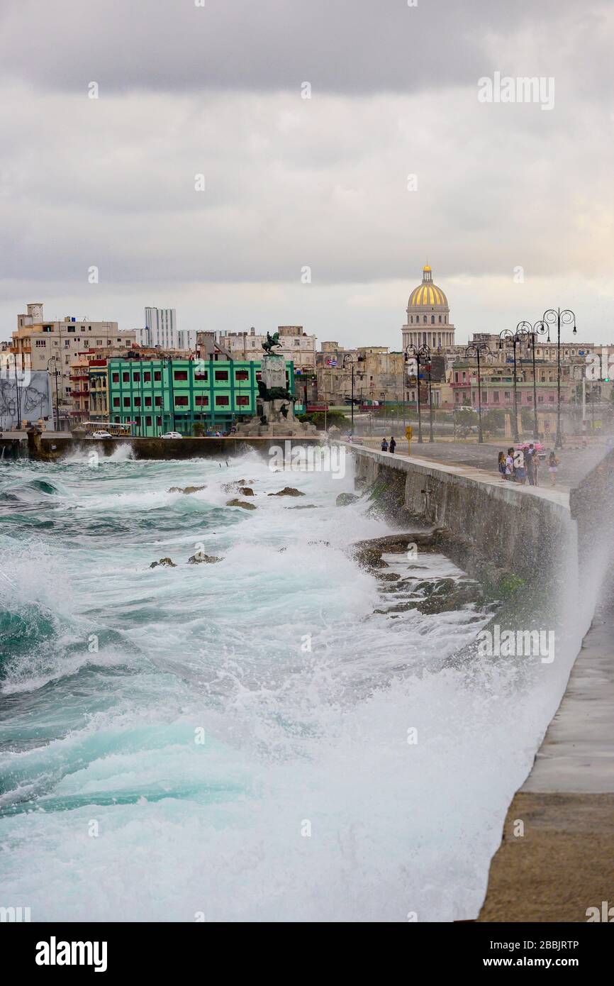 La journée des tempêtes souffle sur les Malecon, Centro, la Havane, Cuba Banque D'Images