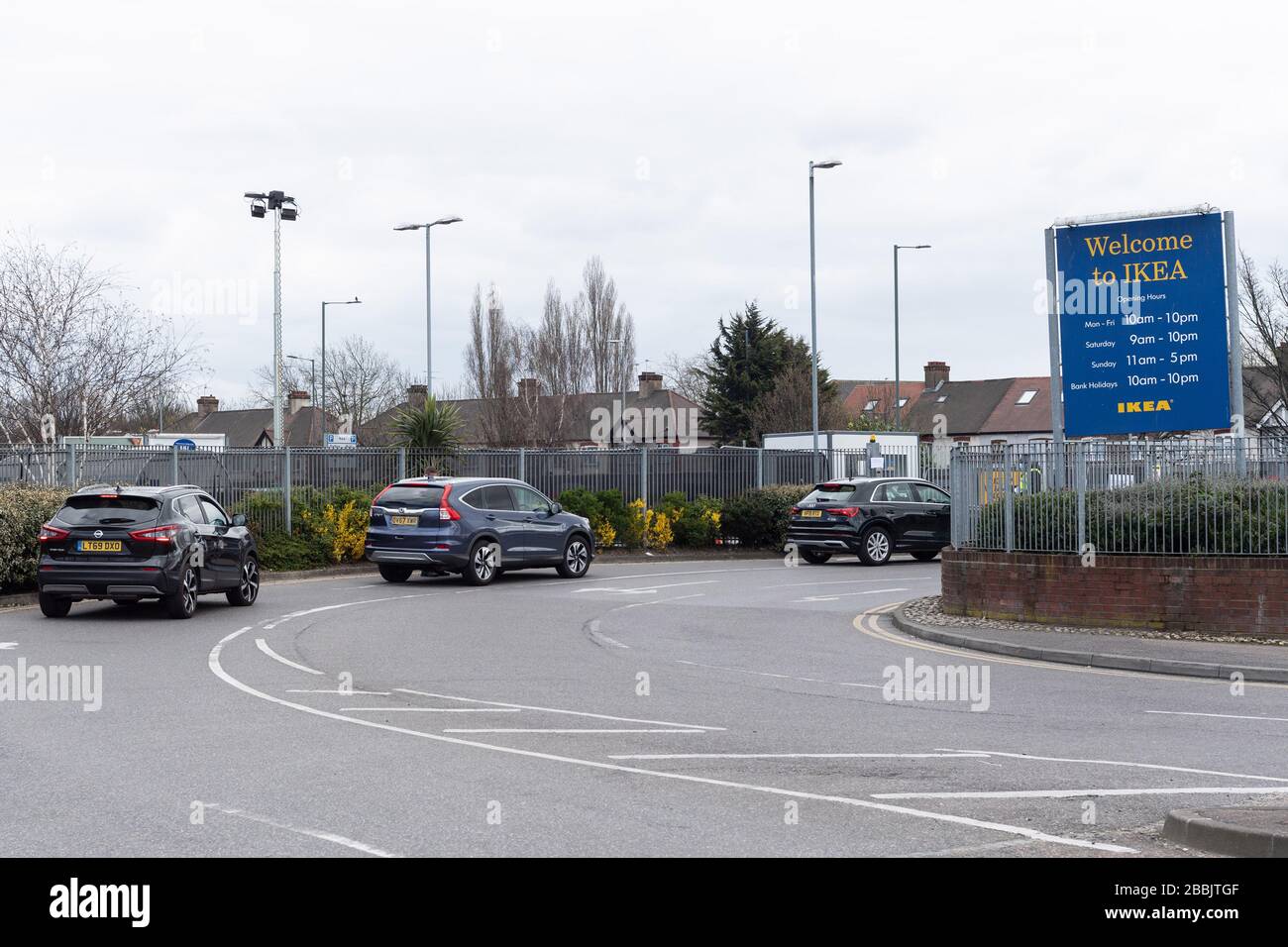 Londres, Royaume-Uni. 31 mars 2020. La photo prise le 31 mars 2020 montre une station d'essai COVID-19 en voiture mise en place dans le parking d'un magasin IKEA à Wembley, dans le nord-ouest de Londres, en Grande-Bretagne. Selon les médias locaux, un centre d'essais COVID-19 pour les employés du Service national de la santé (NHS) a ouvert ses portes sur le parking d'un magasin IKEA de Wembley. Crédit: Ray Tang/Xinhua/Alay Live News Banque D'Images