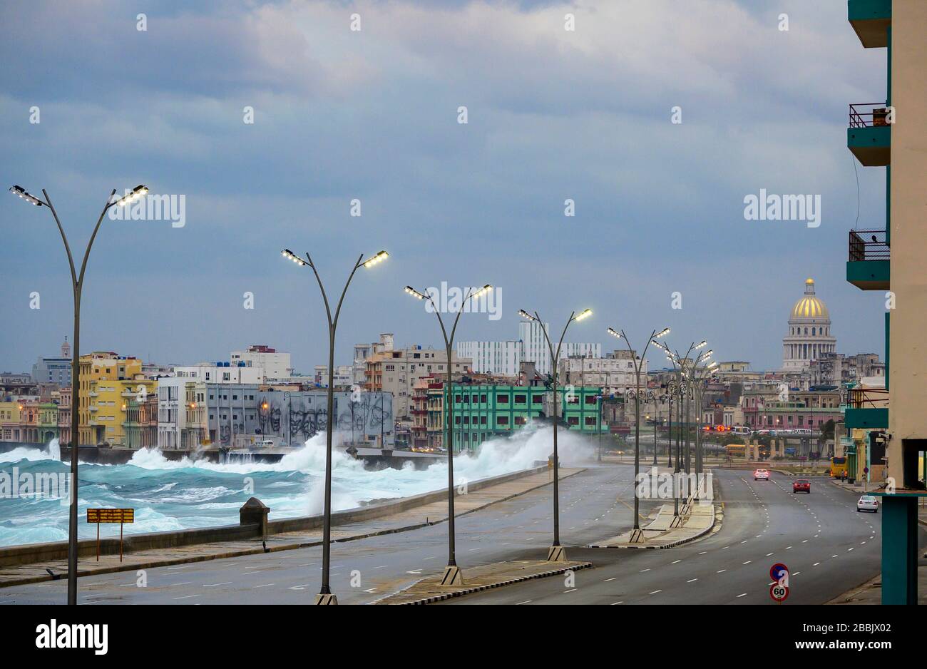 La journée des tempêtes souffle sur les Malecon, Centro, la Havane, Cuba Banque D'Images