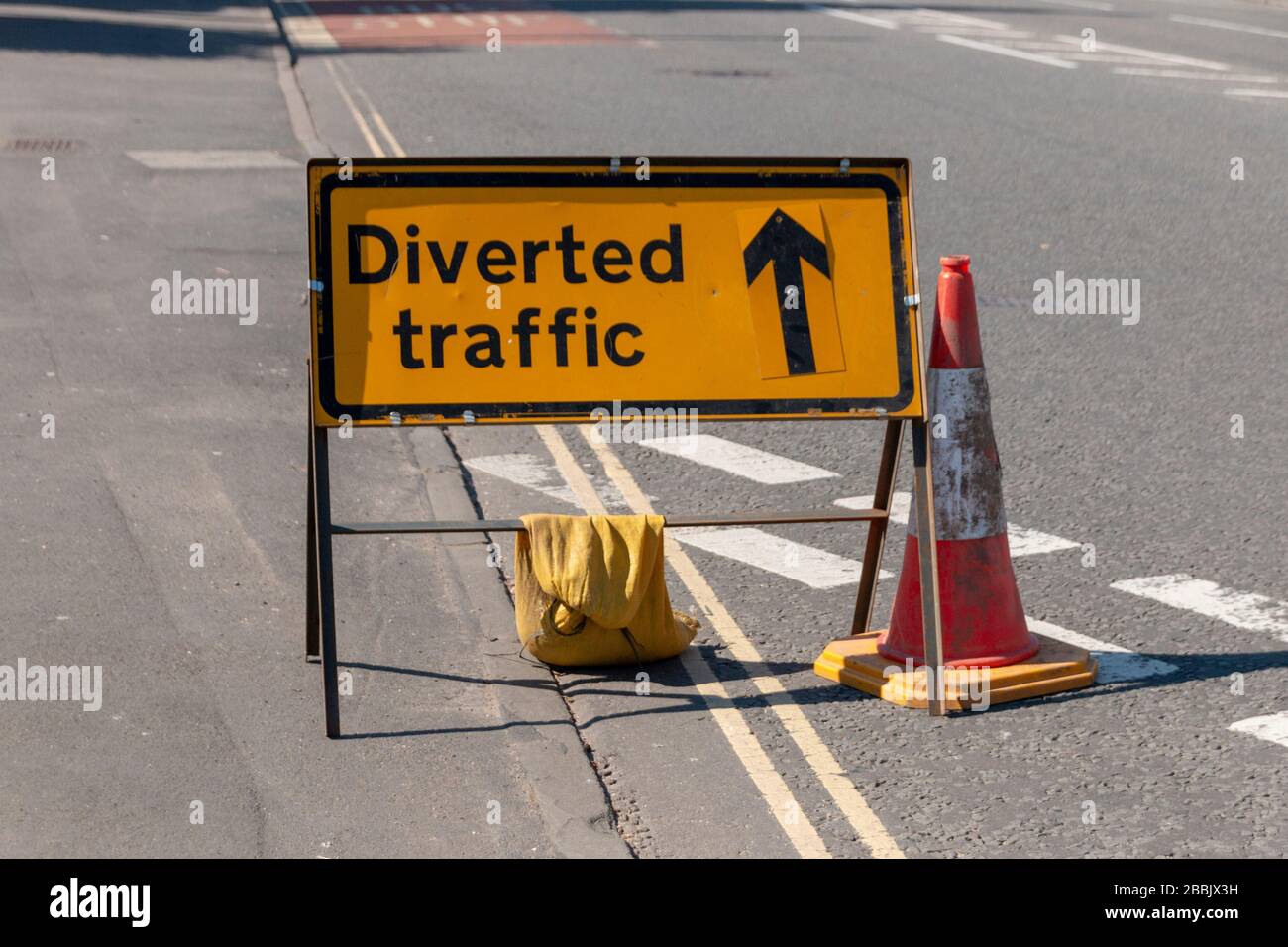 Bristol-mars-2020-Angleterre-vue rapprochée d'un panneau de signalisation détourné au milieu d'une route principale pour les travailleurs de la route en cours Banque D'Images