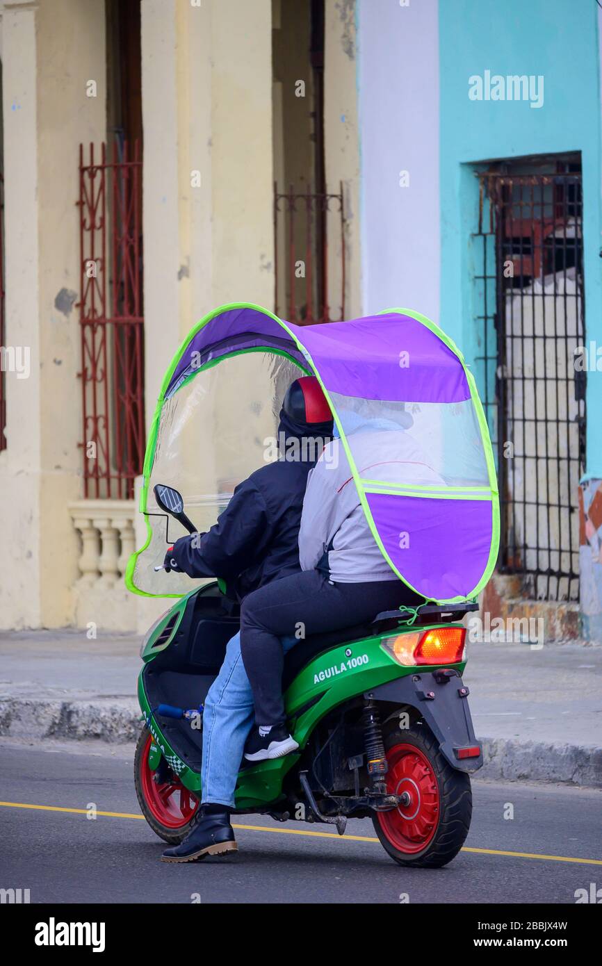 Scooter à moteur avec toit en nylon, la Havane, Cuba Banque D'Images