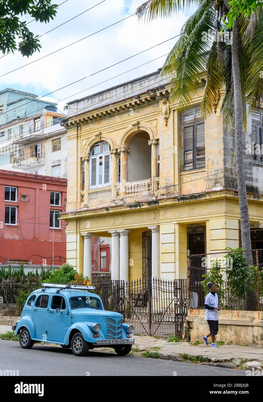 Architecture Vedado avec vieille voiture, la Havane, Cuba Banque D'Images