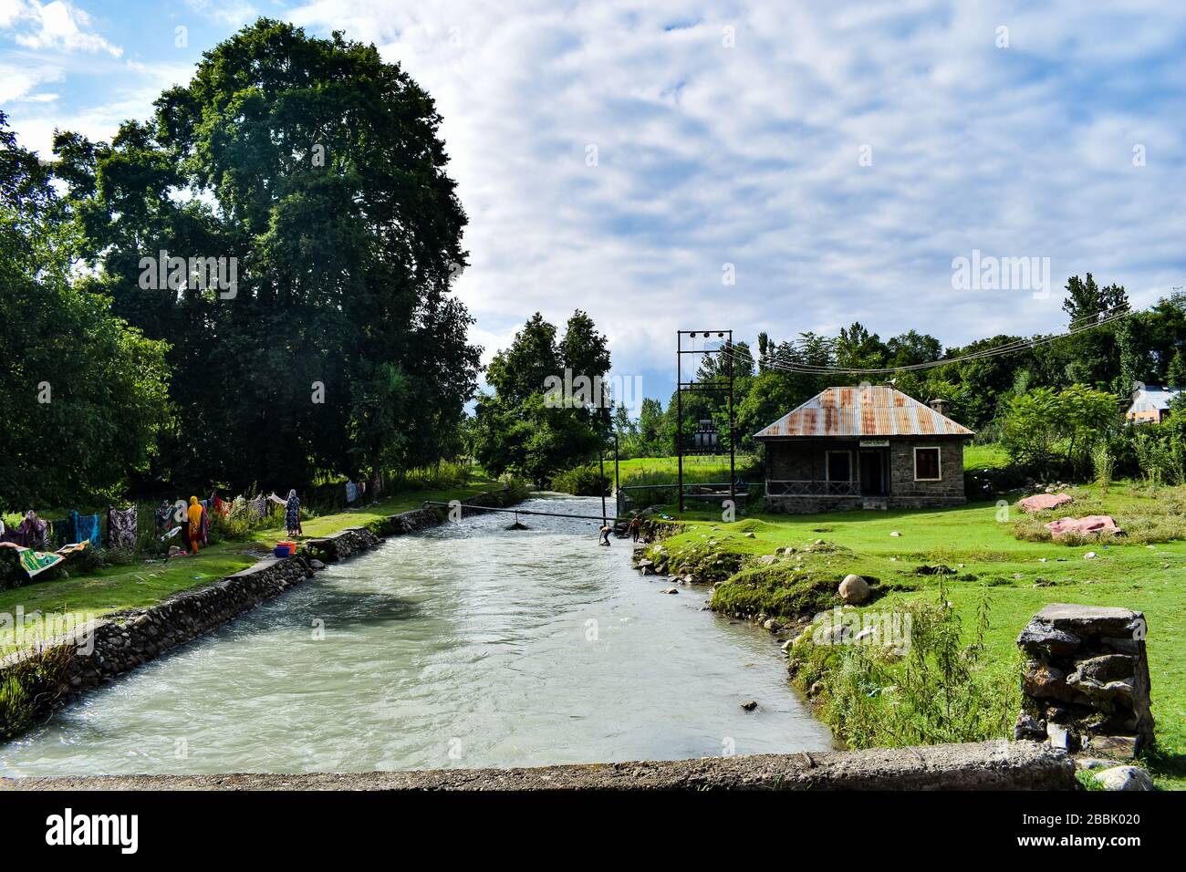 Vue sur une rivière Lidder qui coule à Pahalgam Cachemire Inde. Banque D'Images