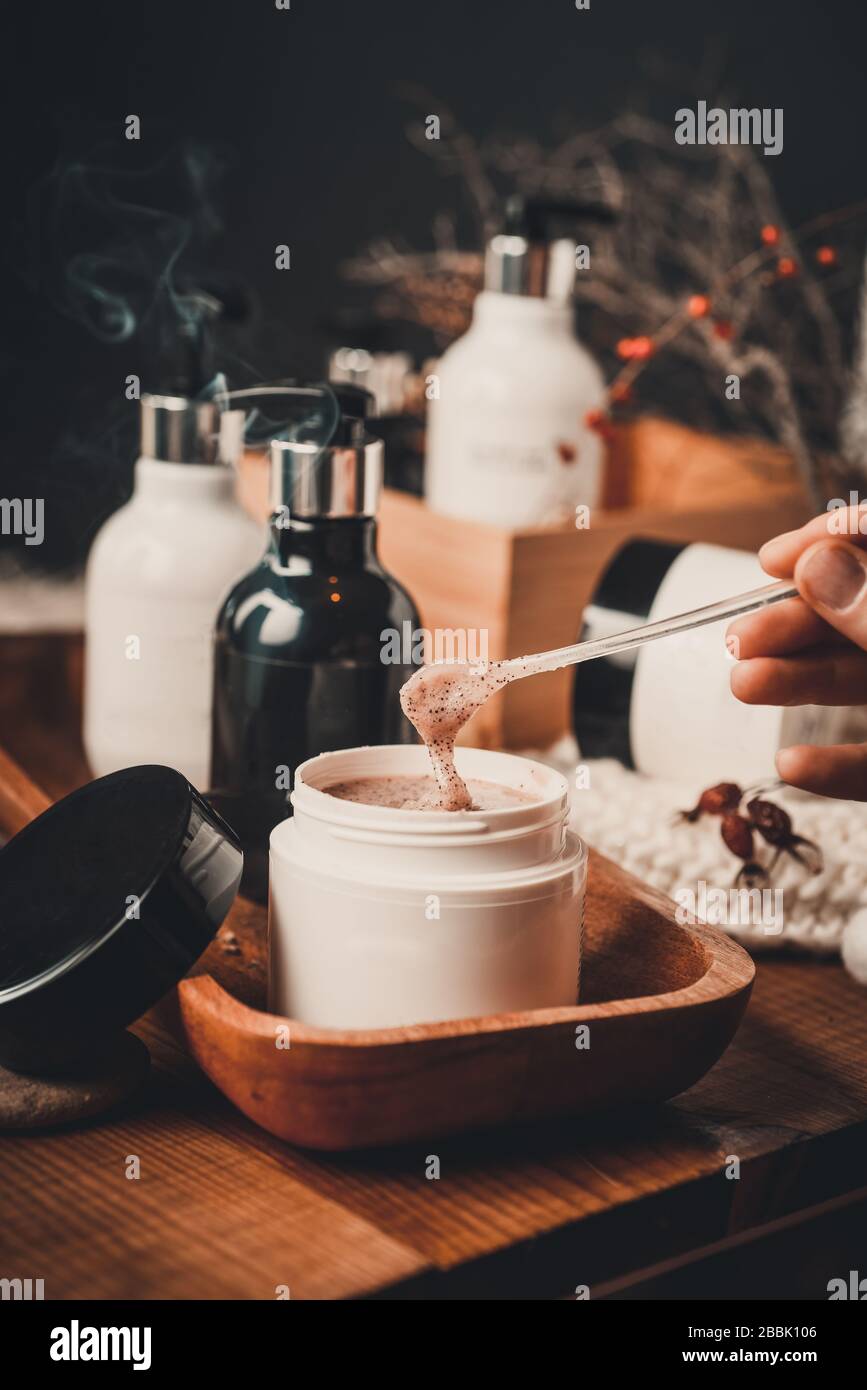 Différents produits, kit de soins corporels. Concept de spa naturel étiquette vierge pour maquette de marque Banque D'Images