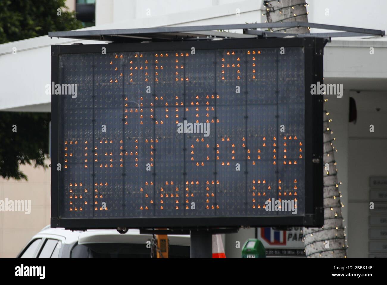 Beverly Hills, États-Unis. 31 mars 2020. BEVERLY HILLS, LOS ANGELES, CALIFORNIE, ÉTATS-UNIS - 31 MARS : Un panneau de message modifiable Caltrans (CMS) avertit les automobilistes sur N Canon Drive près du coin de N Santa Monica Blvd de rester à la maison, utilisez-les pour aller dîner et la distance 6 pieds pour lutter contre le roman Coronavirus COVID-19 pandémie le 31 mars 2020 à Beverly Hills, Los Angeles, Californie, États-Unis. (Photo de Xavier Collin/image Press Agency) crédit: Image Press Agency/Alay Live News Banque D'Images