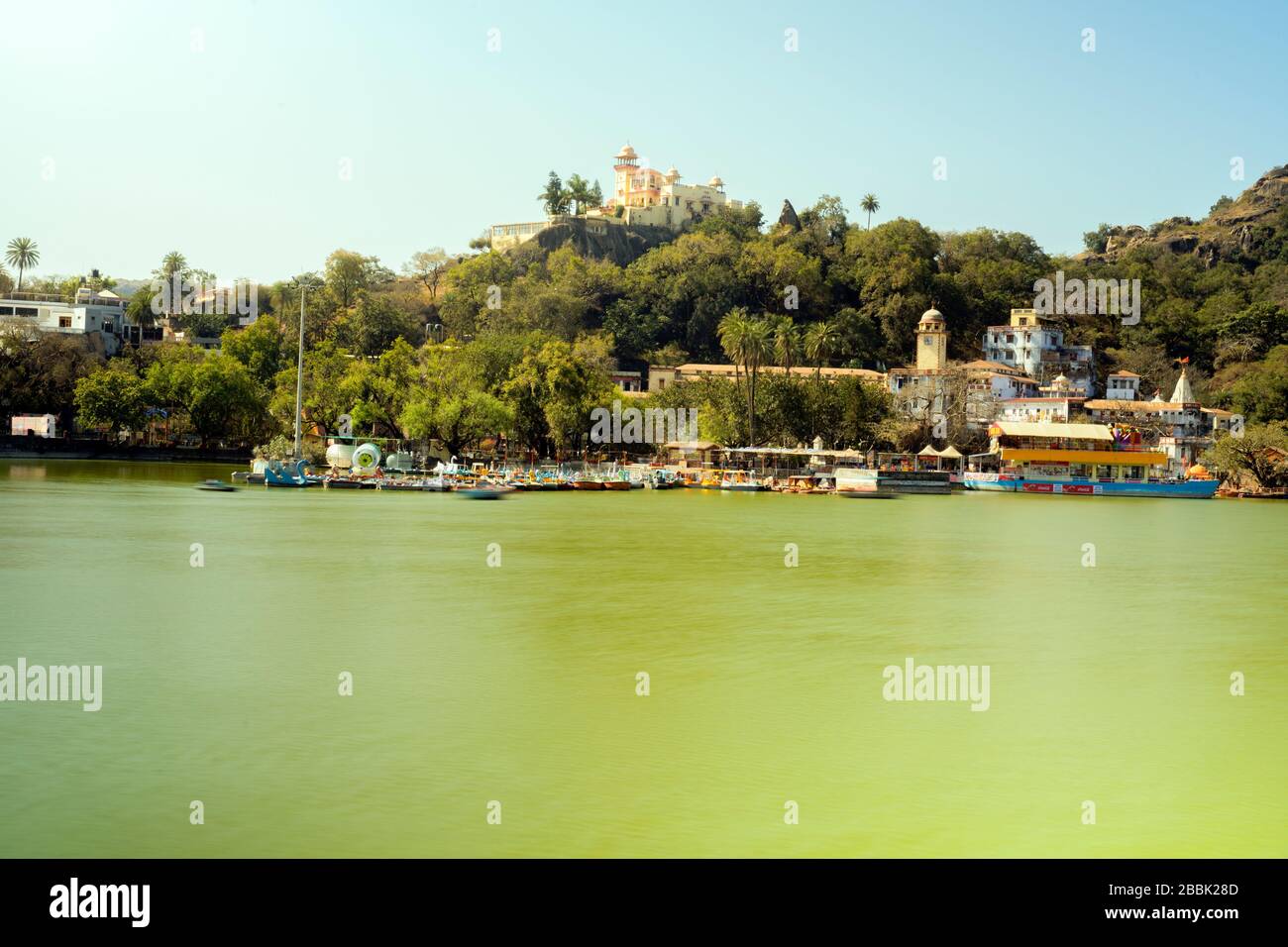 Le mont Abu est une station de montagne située dans l’État du Rajasthan, dans l’ouest de l’Inde, près de la frontière du Gujarat. Situé sur un haut plateau rocheux dans la chaîne Aravalli et surroun Banque D'Images