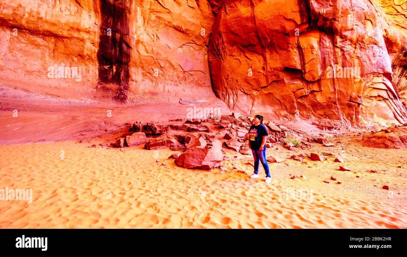 Navajo femme chantant une chanson traditionnelle dans la grotte de Big Hogan pour démontrer l'acoustique dans la formation de grès dans Monument Valley Banque D'Images