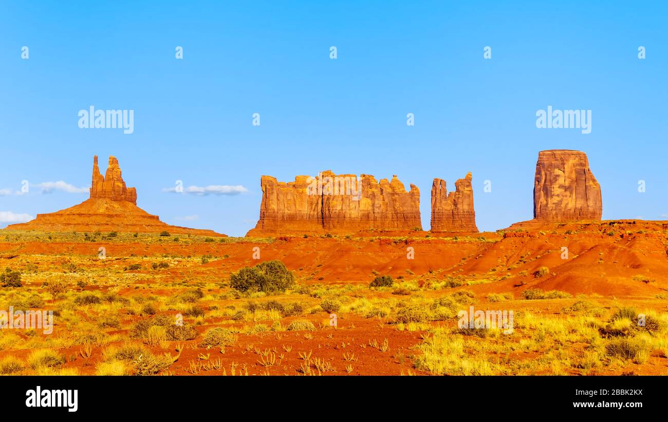 Les formations de grès de Mitten Buttes et de Cly Butte dans le paysage désertique de Monument Valley, Utah et Arizona, États-Unis Banque D'Images