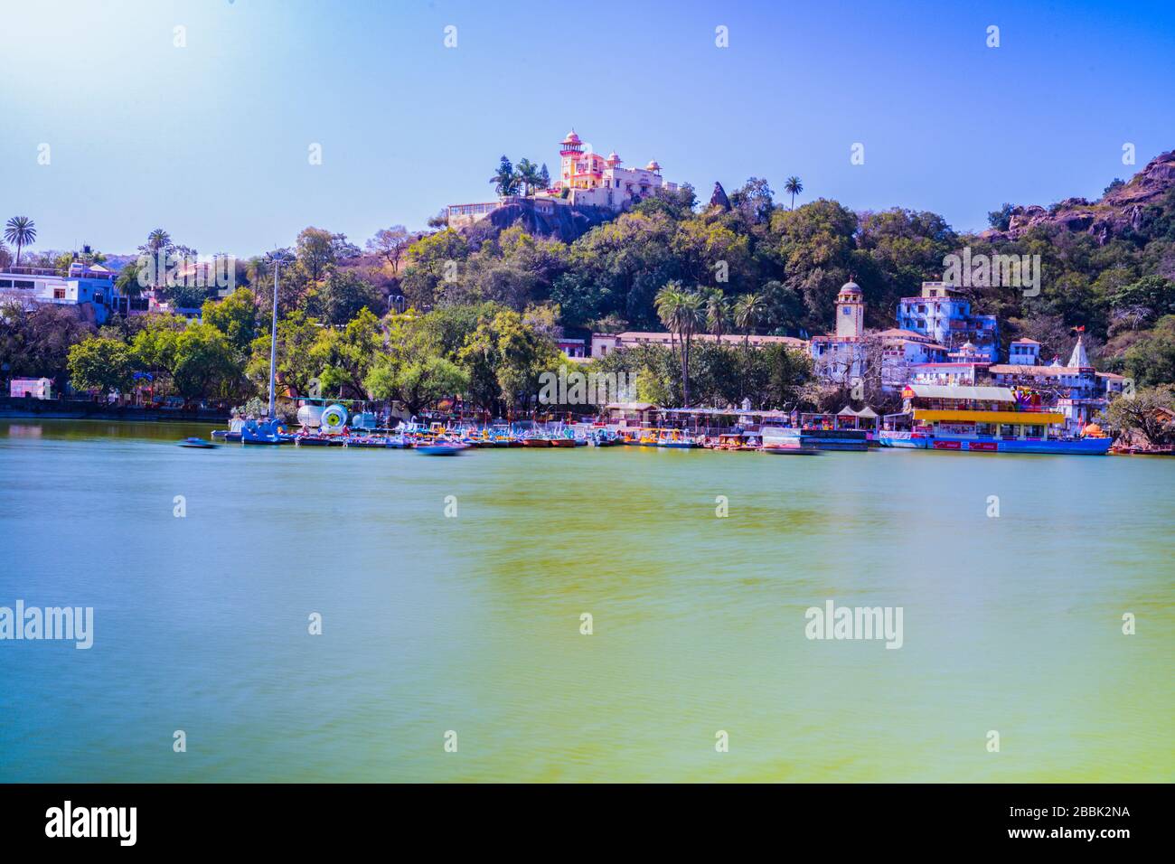 Le mont Abu est une station de montagne située dans l’État du Rajasthan, dans l’ouest de l’Inde, près de la frontière du Gujarat. Situé sur un haut plateau rocheux dans la chaîne Aravalli et surroun Banque D'Images