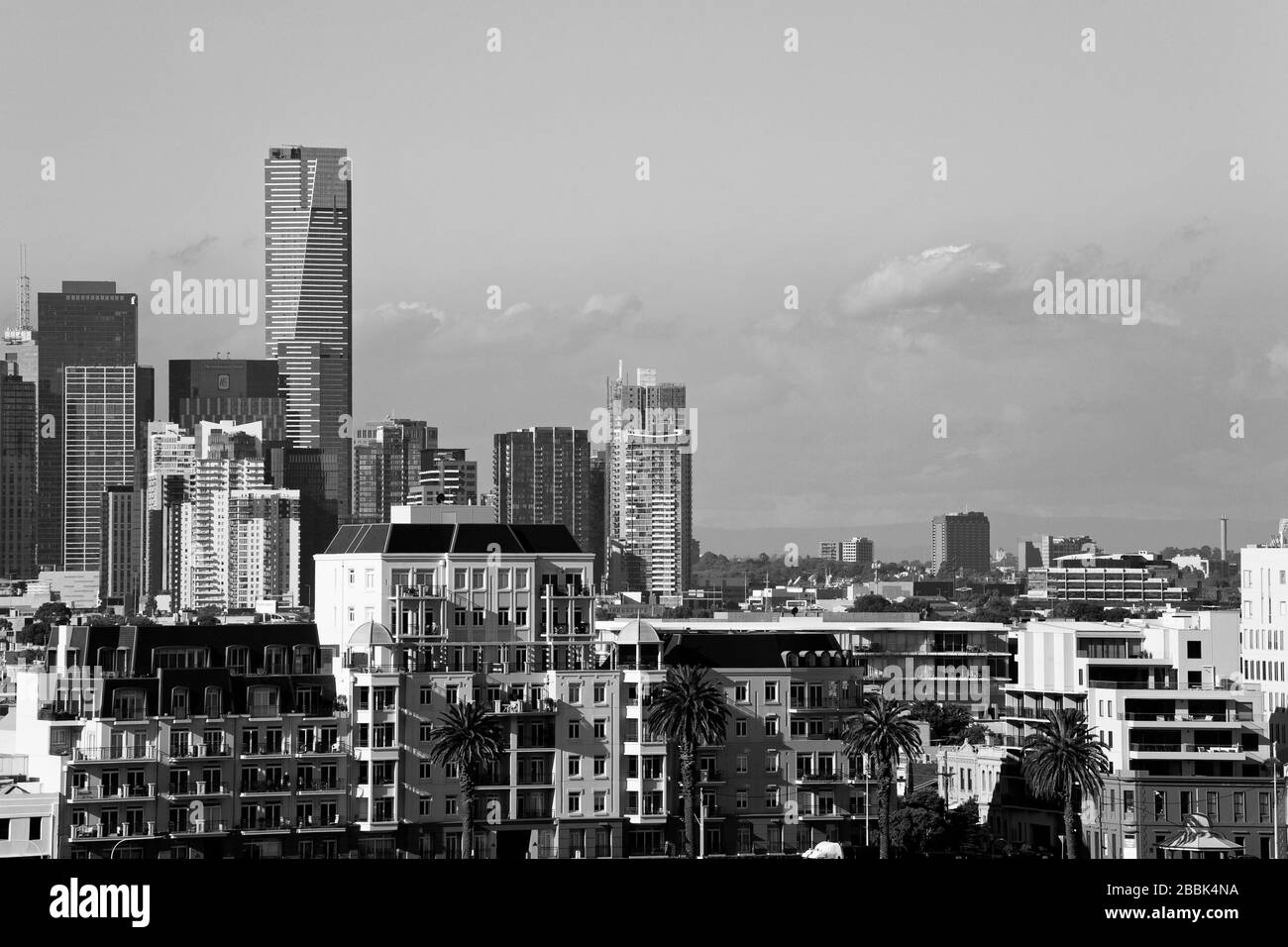 Vue sur la ville de Melbourne depuis l'embarcadère de la gare, le port de Melbourne, Victoria, Australie Banque D'Images