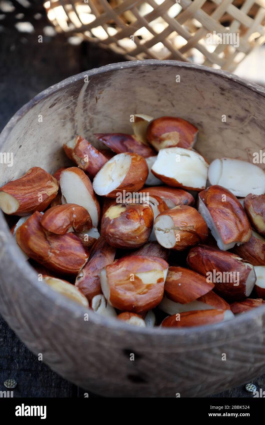 Gros vers le haut des graines de gros fruits bouillis dans le panier de bambou de fruits tropicaux vietnamiens, noix de nutrition, bon pour la santé Banque D'Images