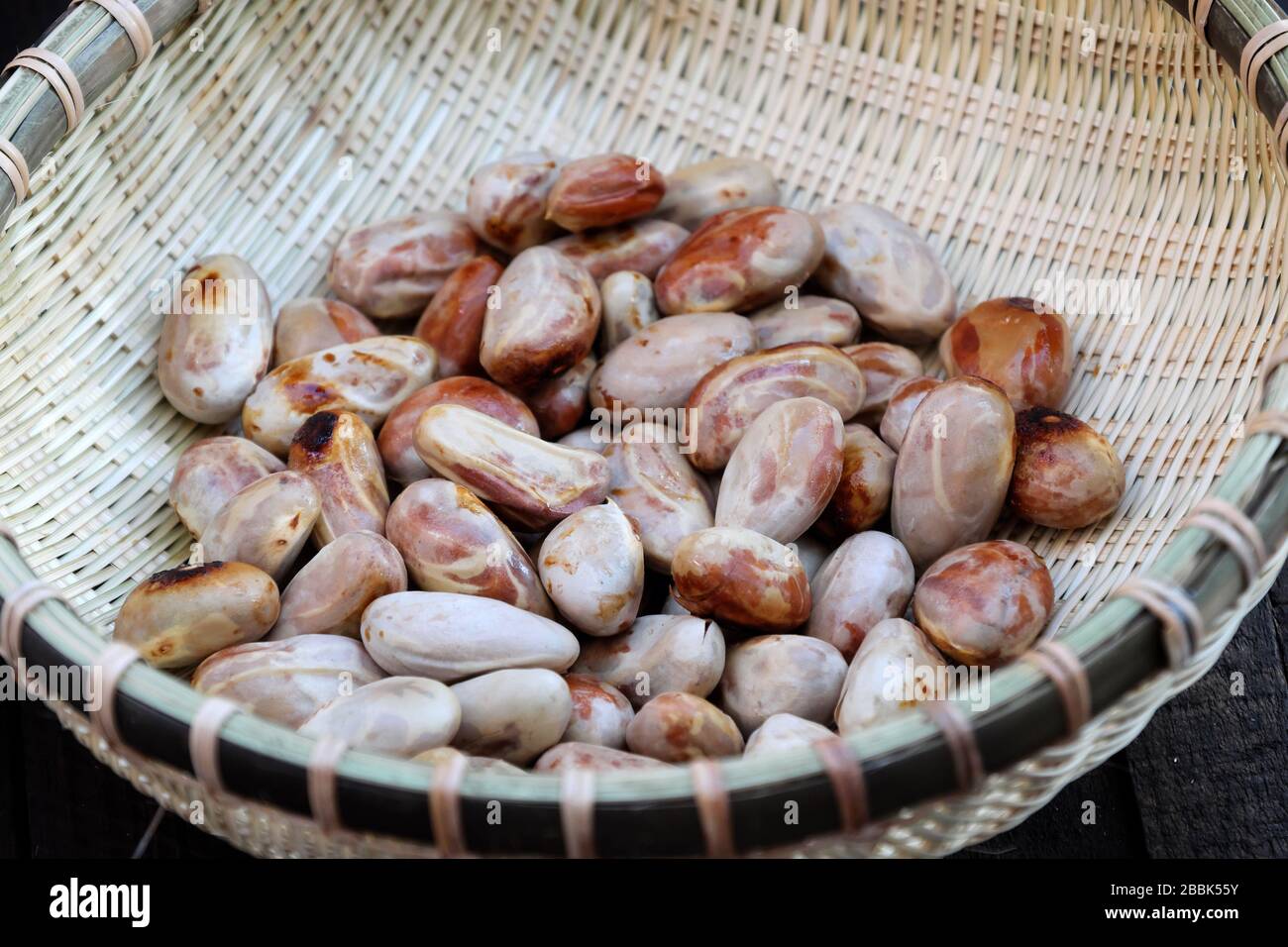 Gros vers le haut des graines de gros fruits bouillis dans le panier de bambou de fruits tropicaux vietnamiens, noix de nutrition, bon pour la santé Banque D'Images
