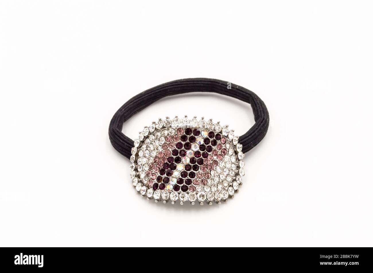 Élastiques pour les cheveux avec une broche avec pierres sur fond blanc Banque D'Images Élastiques pour les cheveux avec une broche avec pierres sur fond blanc Banque D'Images