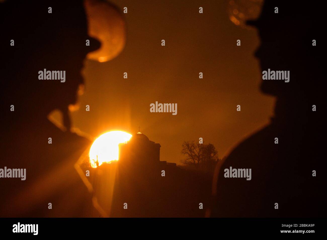 Stuttgart, Allemagne. 01 avril 2020. Deux pompiers se tiennent devant le soleil après une mission qui s'élève au-dessus de la chapelle funéraire du Württemberg. Crédit: Sebastian Gollnow/dpa/Alay Live News Banque D'Images