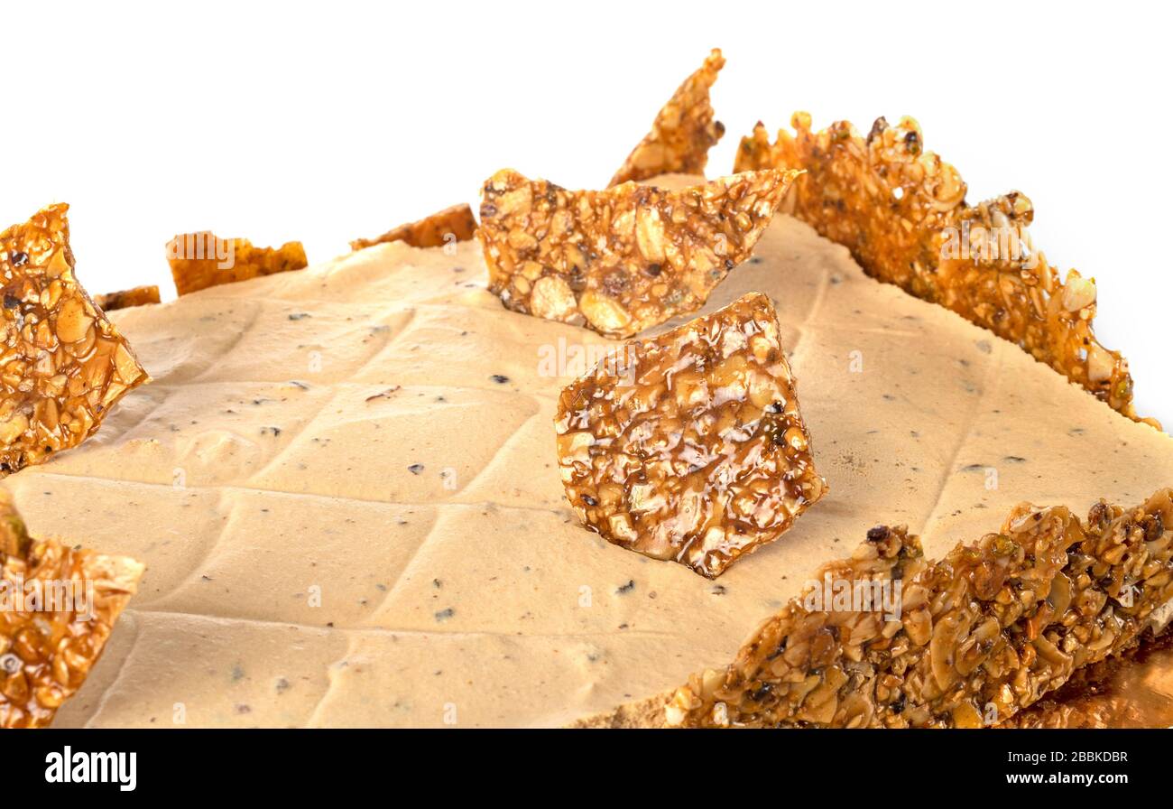 Gateau Avec Nougatine Devant Un Fond Blanc Photo Stock Alamy