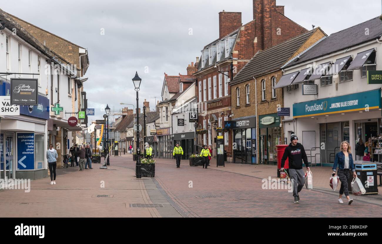 La police en patrouille à Bicester, dans l'Oxfordshire, alors que le Royaume-Uni entre dans la deuxième semaine du gouvernement a imposé un verrouillage pour lutter contre la pandémie de coronavirus. Banque D'Images