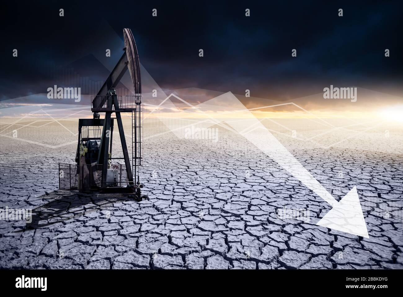 Rig de pétrole dans le désert sur un fond de ciel dramatique. Signe rouillé avec flèche vers le bas. Symbole de l'effondrement de l'industrie pétrolière Banque D'Images