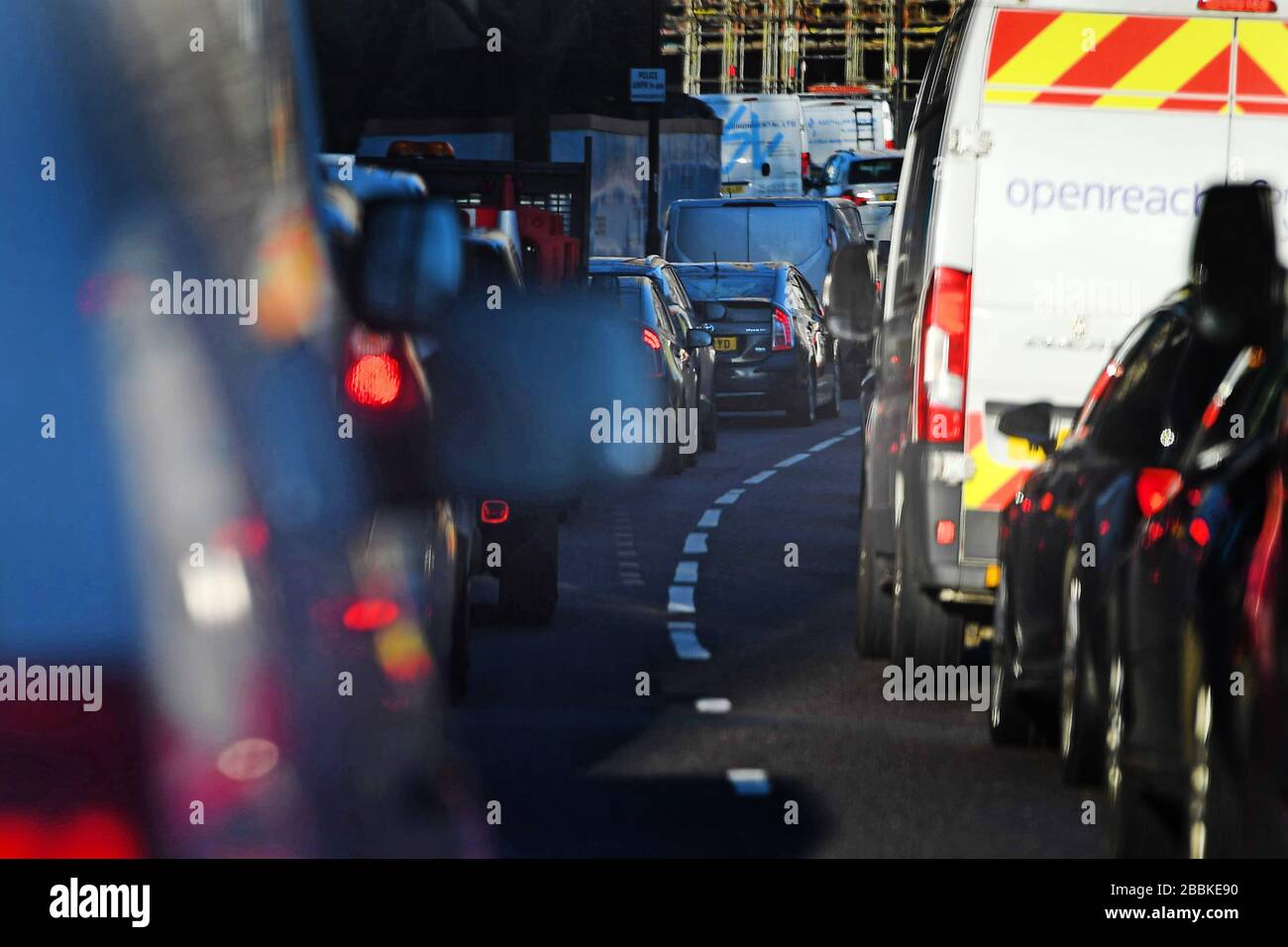 Le trafic dense sur une route principale de Wapping se dirigeant à Londres pendant l'heure de pointe du matin, malgré le maintien du Royaume-Uni pour aider à freiner la propagation du coronavirus. Banque D'Images