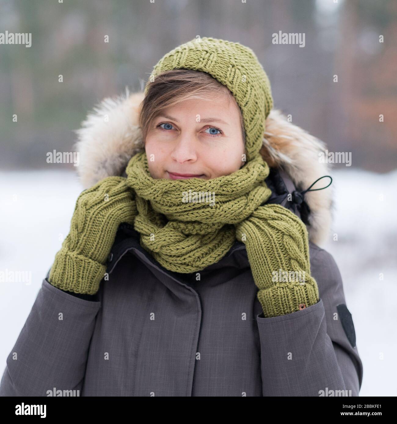 Jolie jeune femme. Portrait d'hiver Banque D'Images