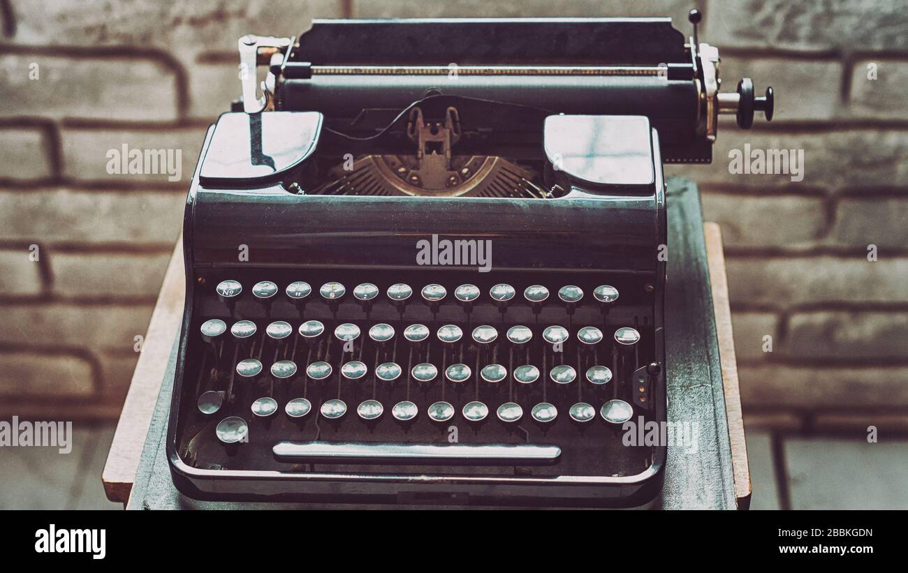 Machine à écrire ancienne. Machine à écrire vintage closeup style rétro filtre et grain ajouté. Banque D'Images